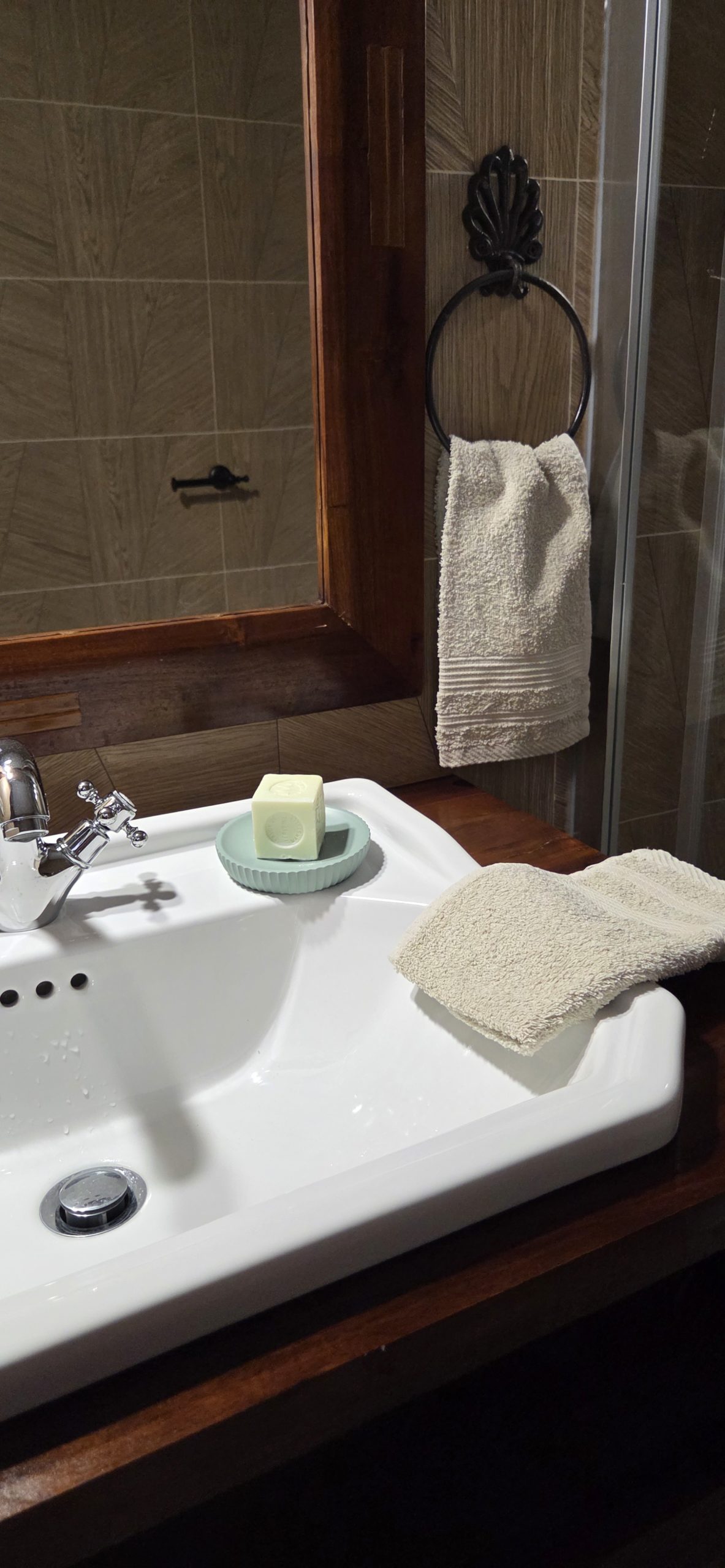 Salle de bain de la chambre d'hôtes Le coffret de santal