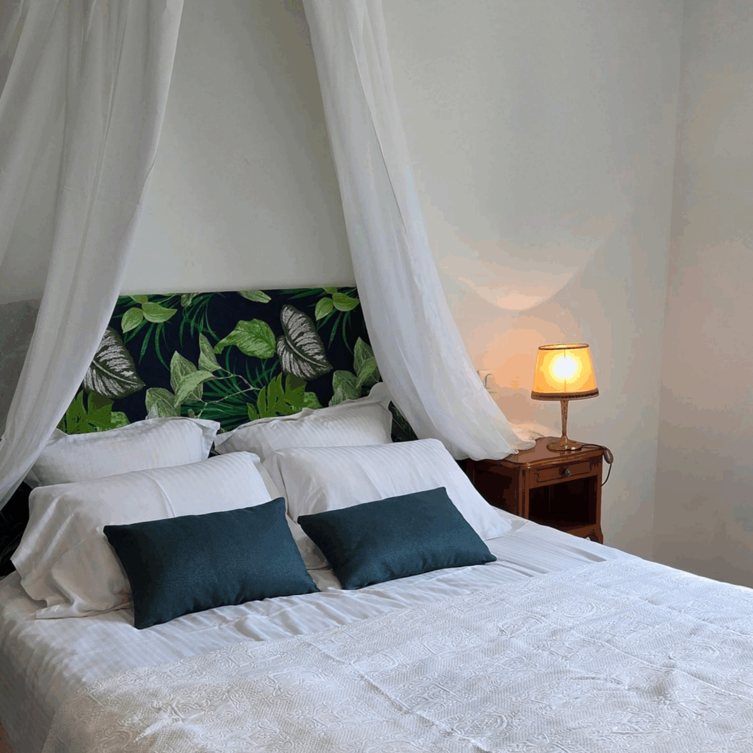 Le coffret de santal chambre d'hôtes château de la Motte Louchy-Montfand, décor floral