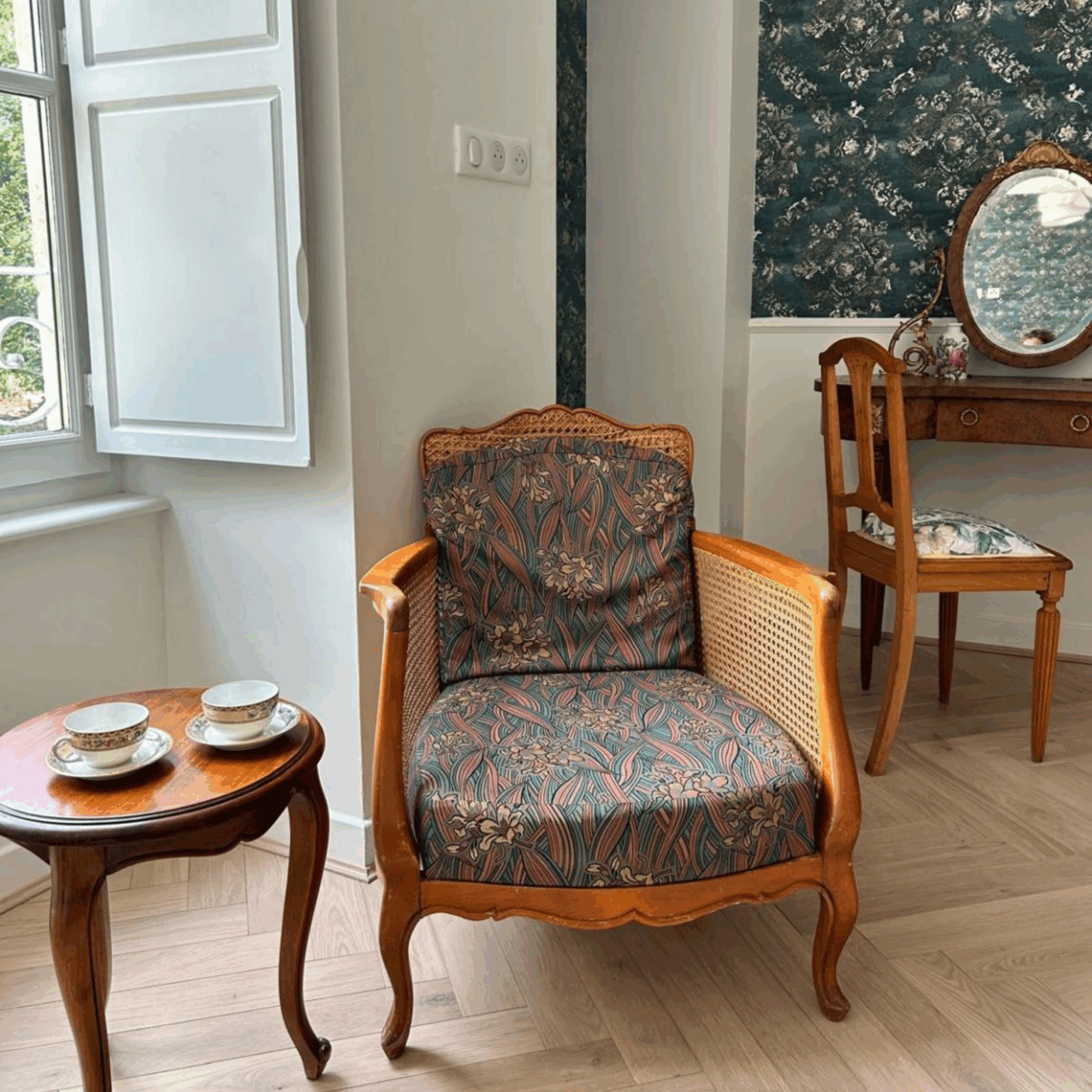 Fauteuil dans la Suite l'escarpolette chambre d'hôte château de la Motte Louchy-Montfand