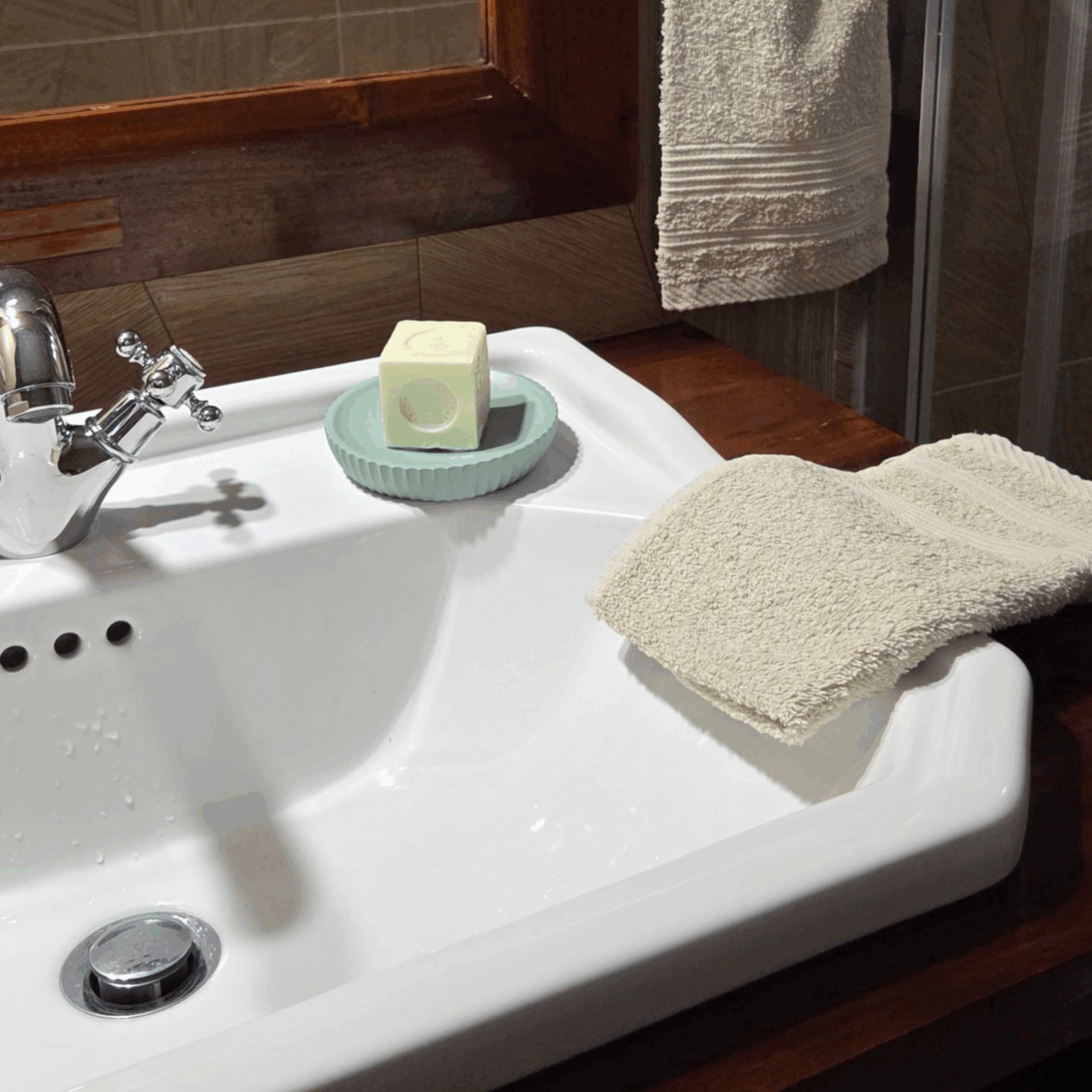 Salle de bain privative de la chambre d'hôtes Le coffret de santal