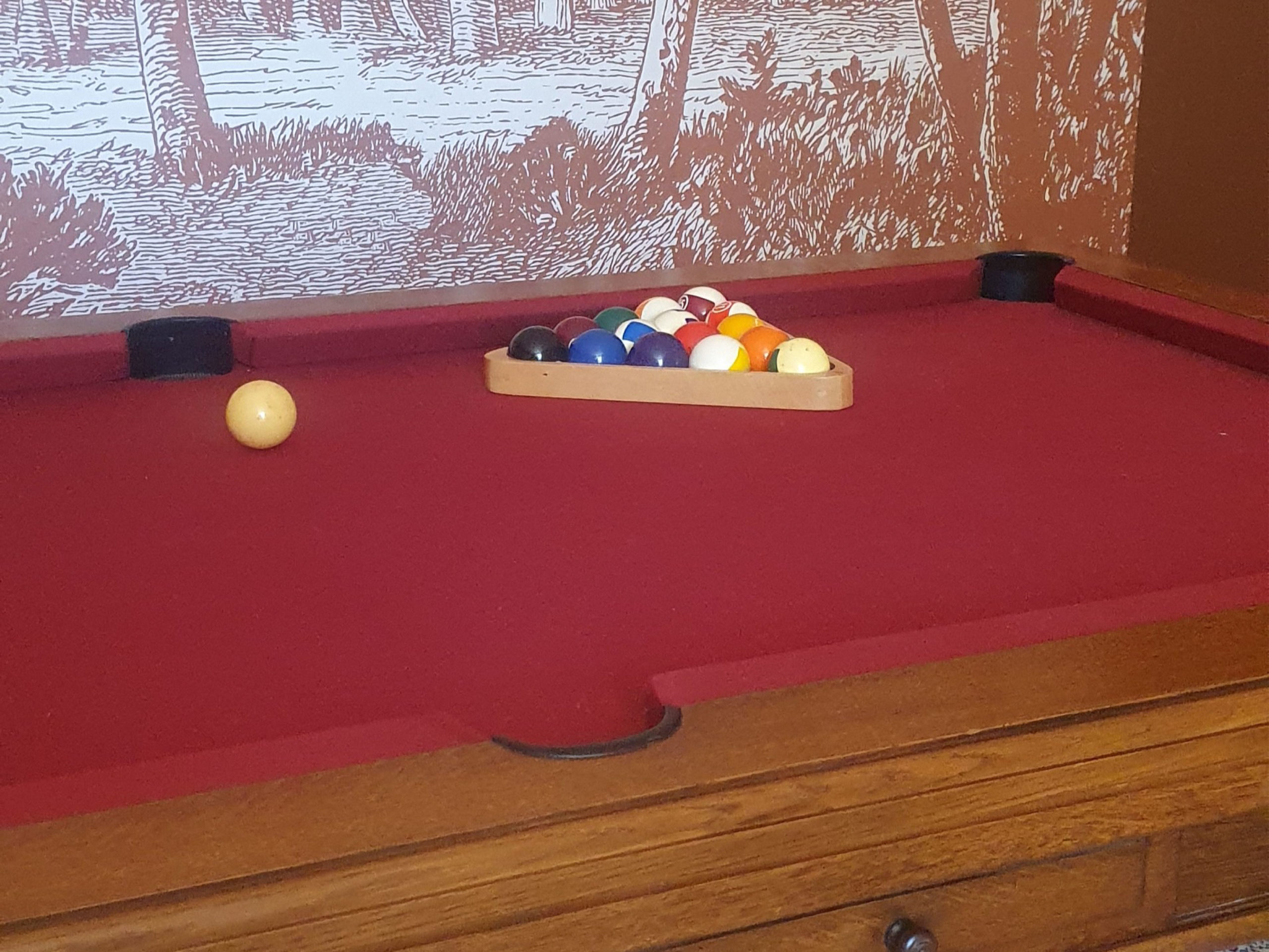 Salon billard, jeux de société, lecture du gîte le Grand commun