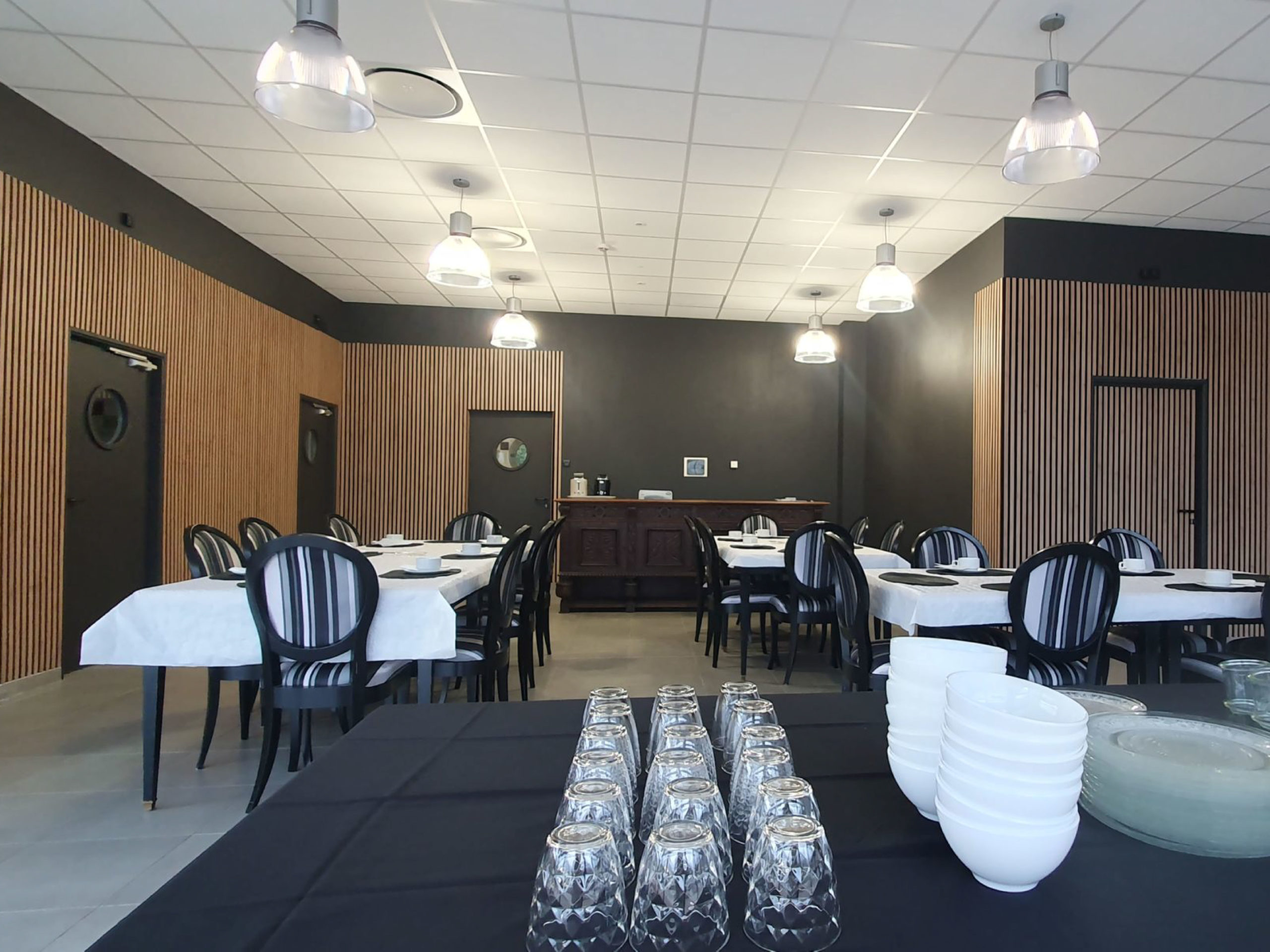 Salle à manger pouvant accueillir 50 personnes