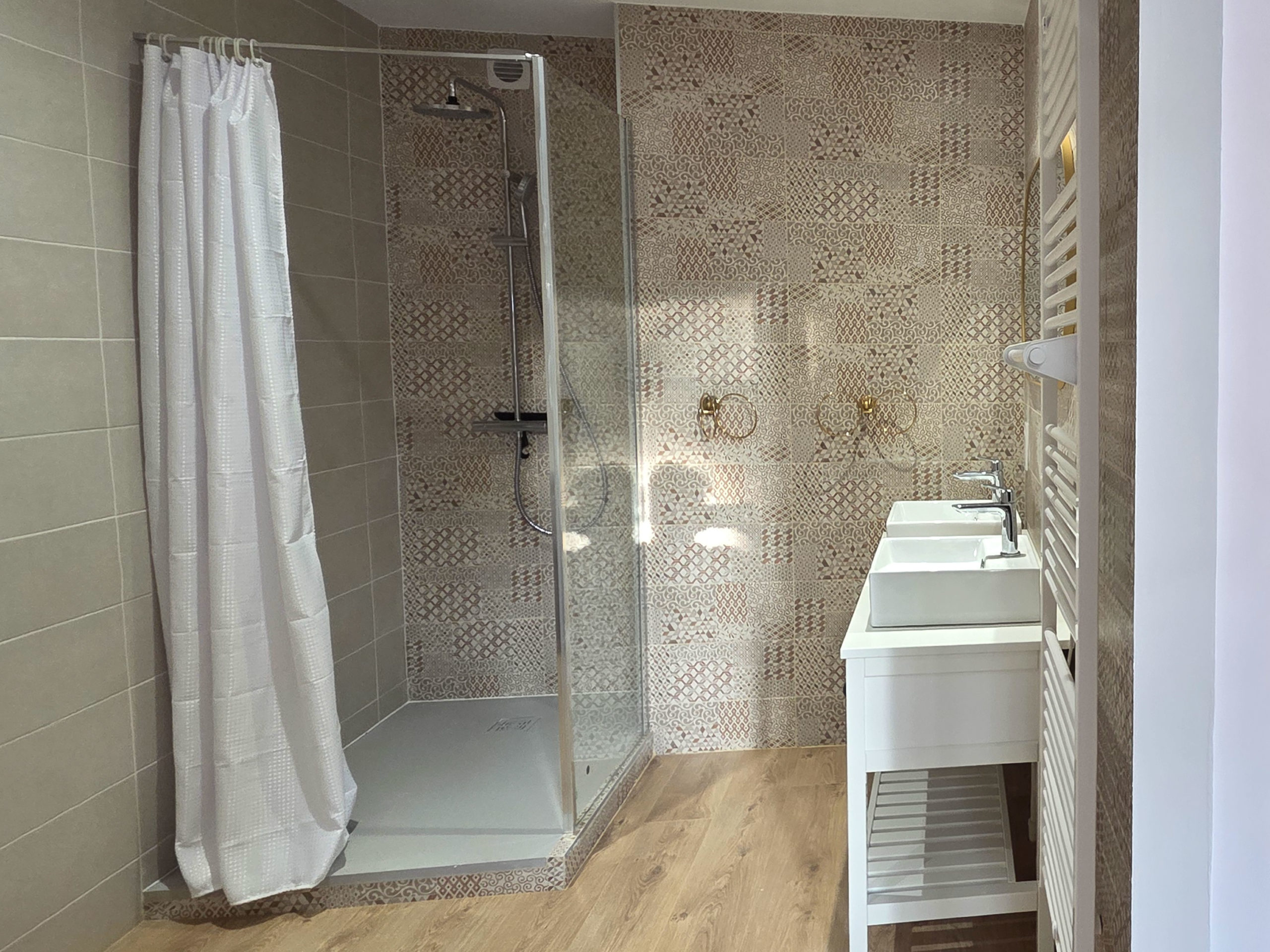 Salle d'eau avec grande douche et double vasque du gîte La Sans Pareille