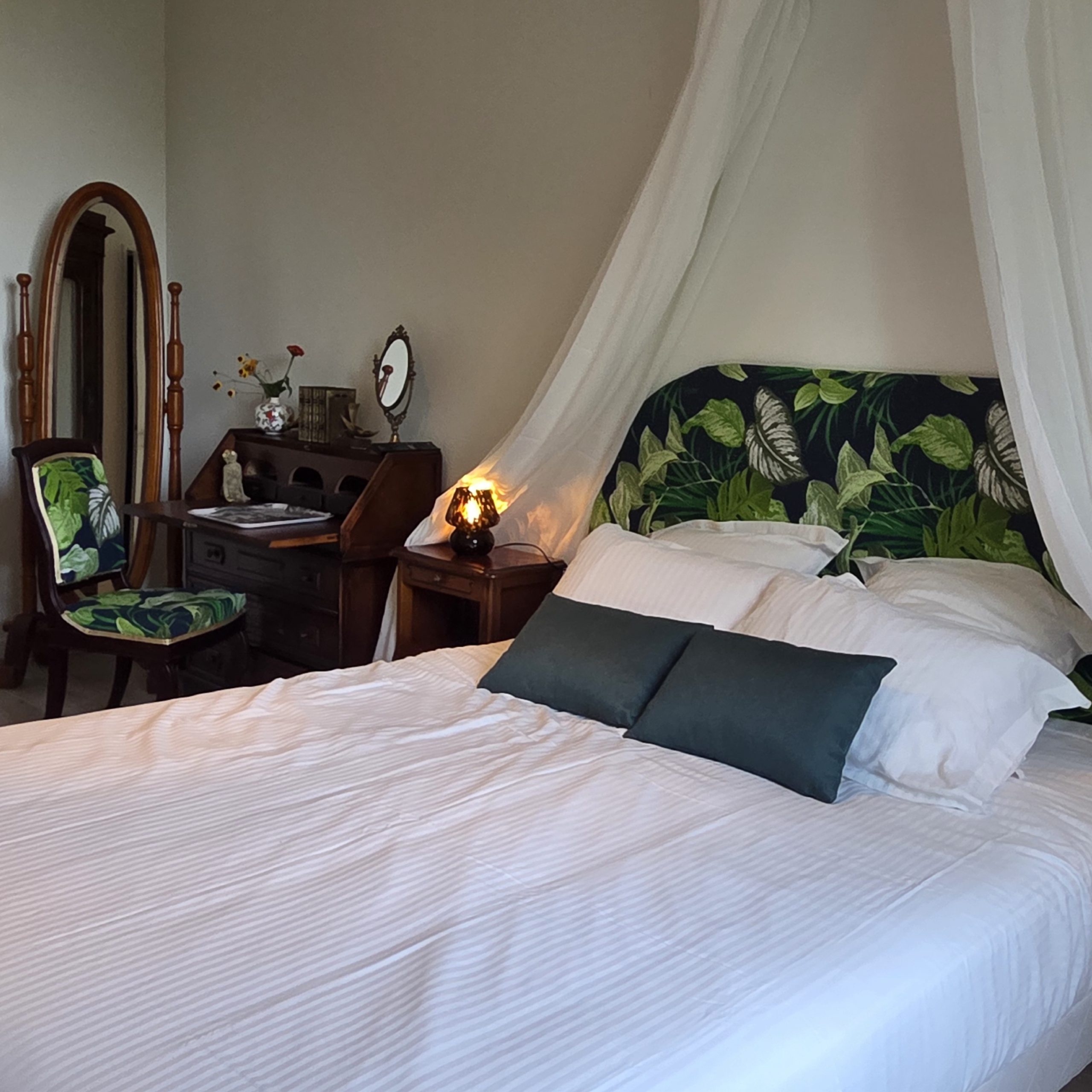 Chambre d'hôtes le Coffret de Santal invitant au voyage, lit 2 personnes avec motif jungle