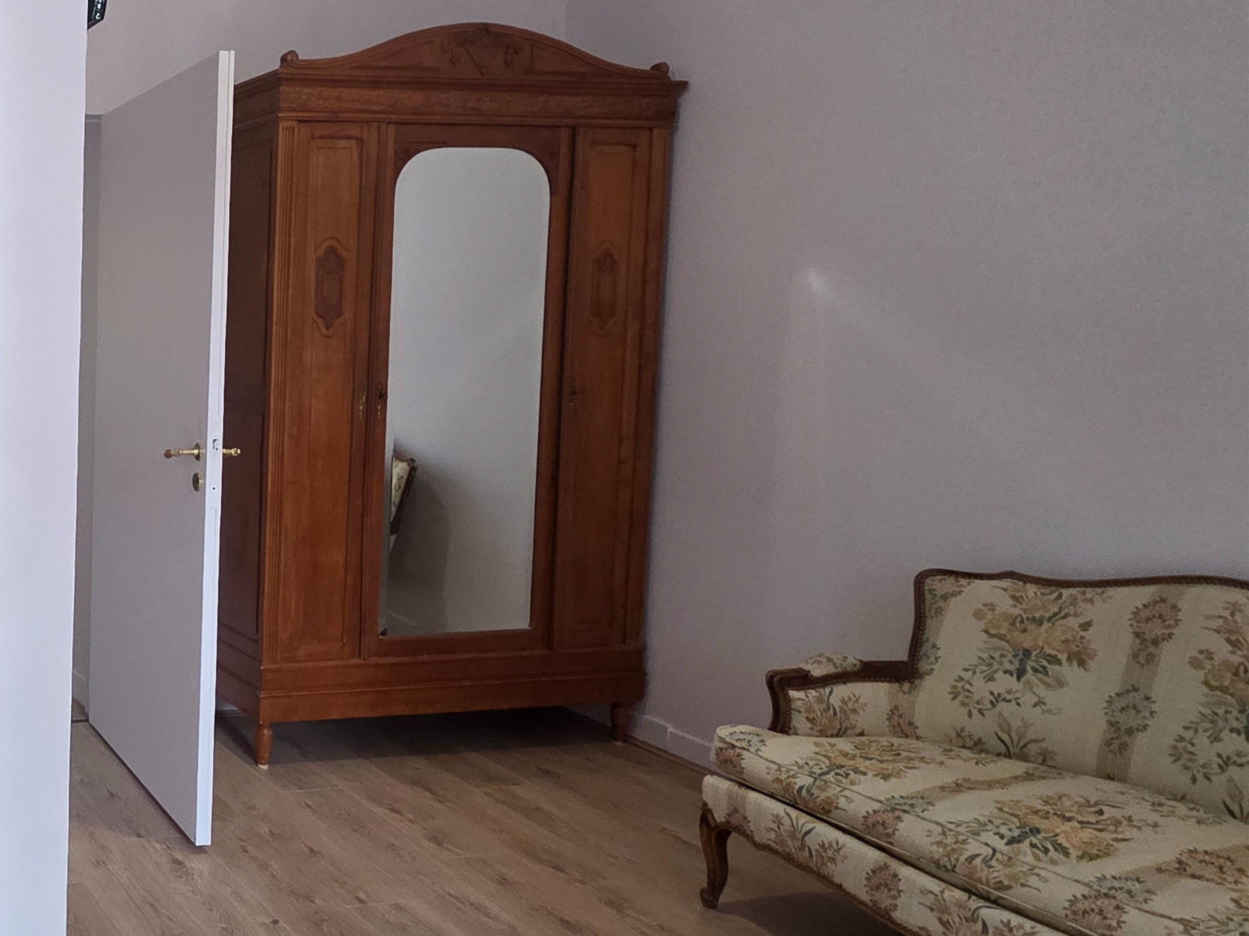 Armoire et banquette du gîte La Sans Pareille