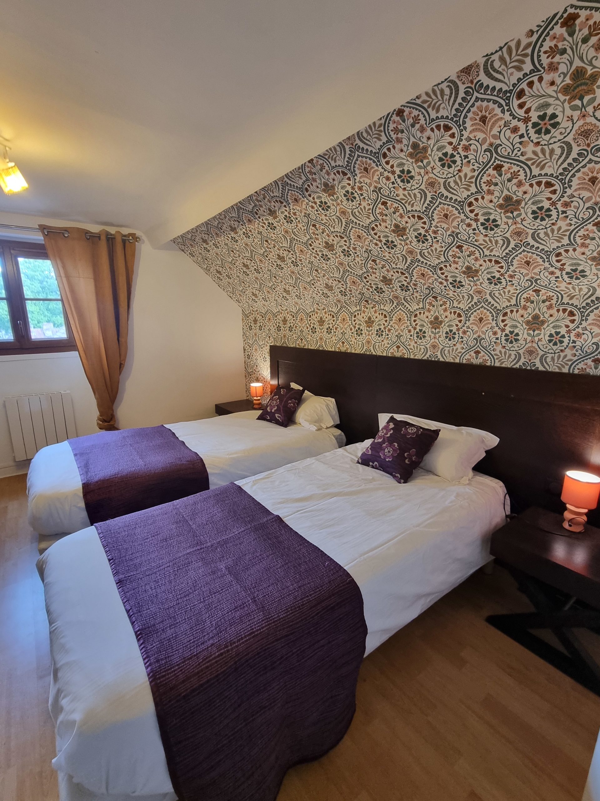 Chambre du 1ier étage du gîte de la Petite Reine dans le domaine du château de la Motte à Louchy-Montfand.