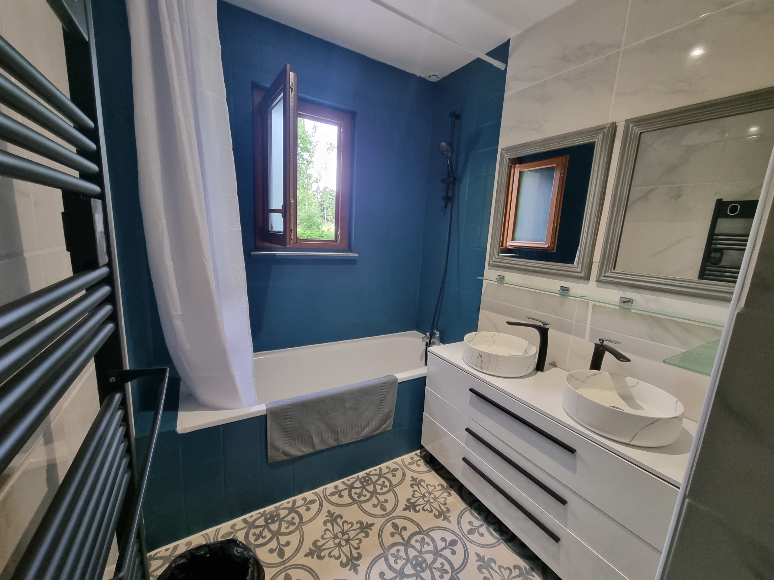 Salle de bain du gîte de la Petite Reine dans le domaine du château de la Motte à Louchy-Montfand.