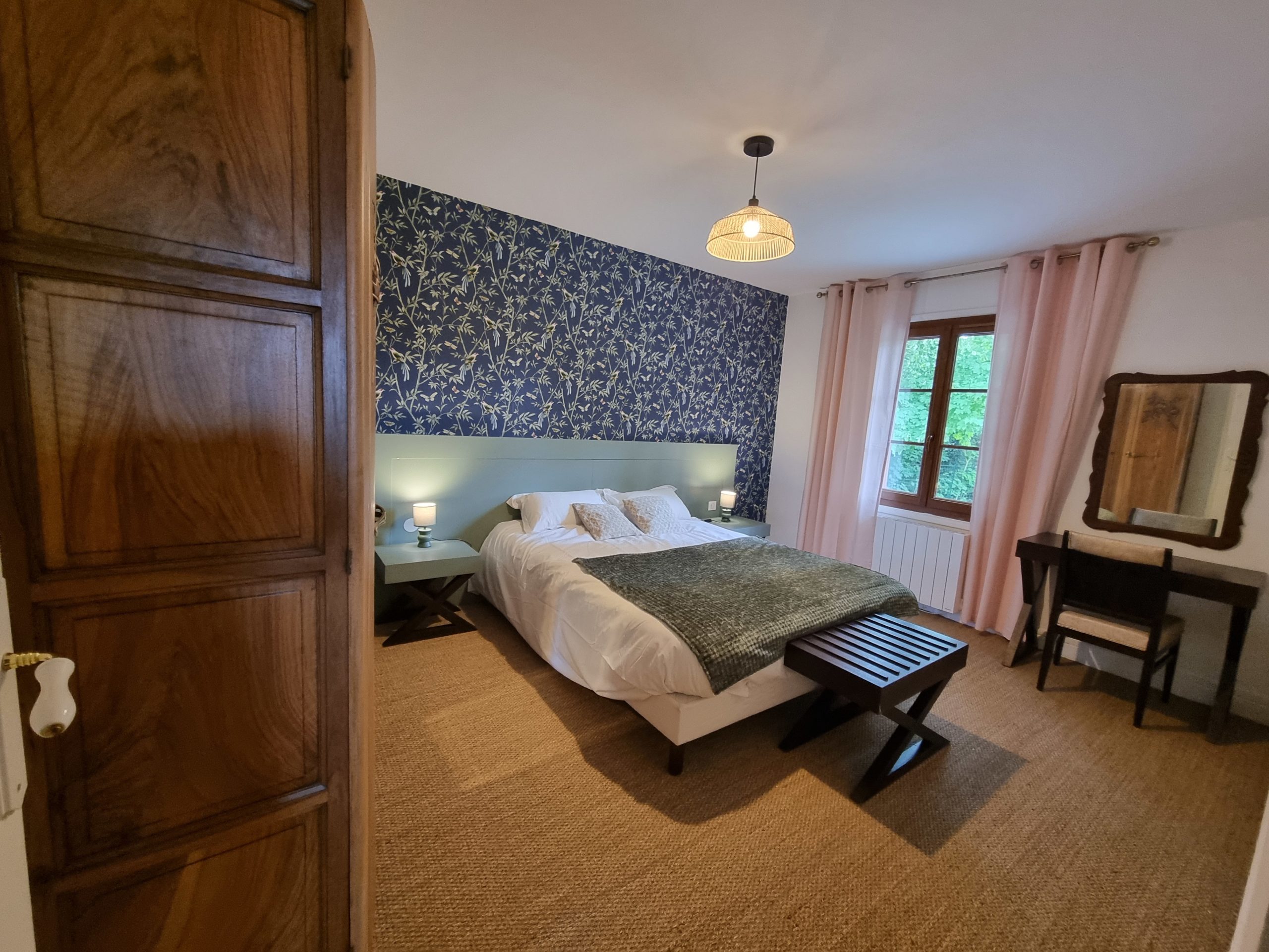 Chambre au rez-de-chaussée du gîte de la Petite Reine dans le domaine du château de la Motte à Louchy-Montfand.
