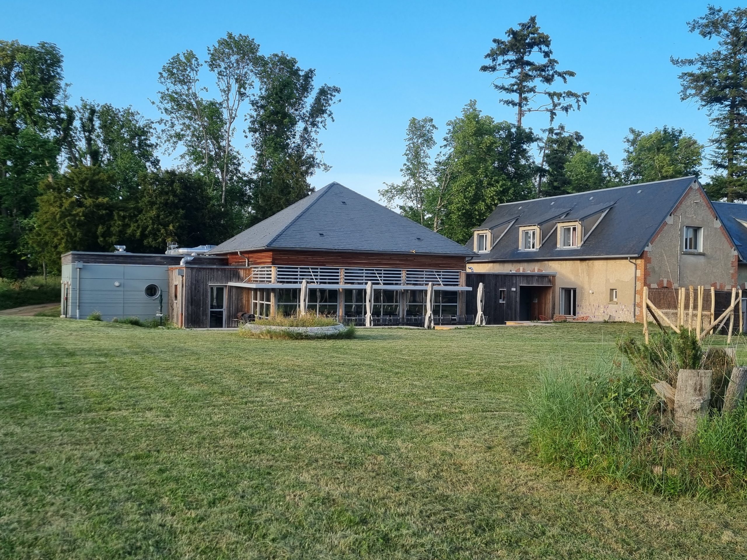 Gîte le Grand Commun XXL grand capacité au château de la Motte Louchy-Montfand pour 36 personnes avec 9 chambres familiales, grande pièce de vie, salon billard. Gîte labellisé tourisme et handicap pour tout le rez-de-chaussée.