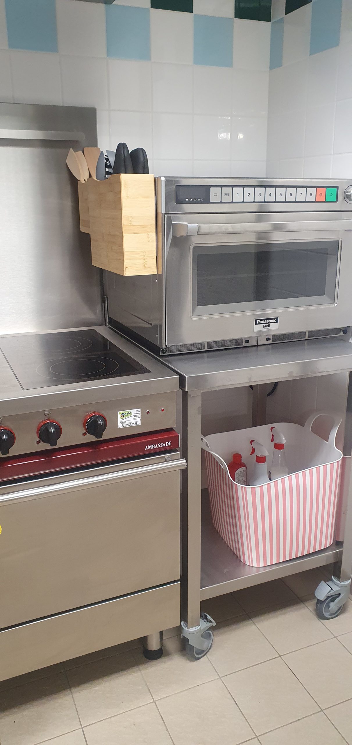 Gîte le Grand Commun XXL grand capacité au château de la Motte Louchy-Montfand pour 36 personnes avec 9 chambres familiales, grande pièce de vie, salon billard. Cuisine du gîte.