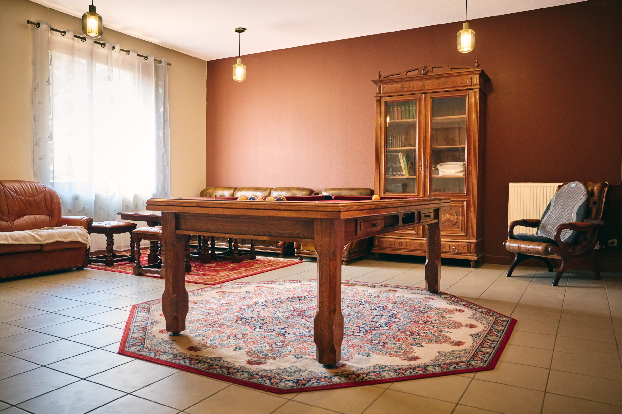 Gîte le Grand Commun XXL grand capacité au château de la Motte Louchy-Montfand pour 36 personnes avec 9 chambres familiales, grande pièce de vie, salon billard.