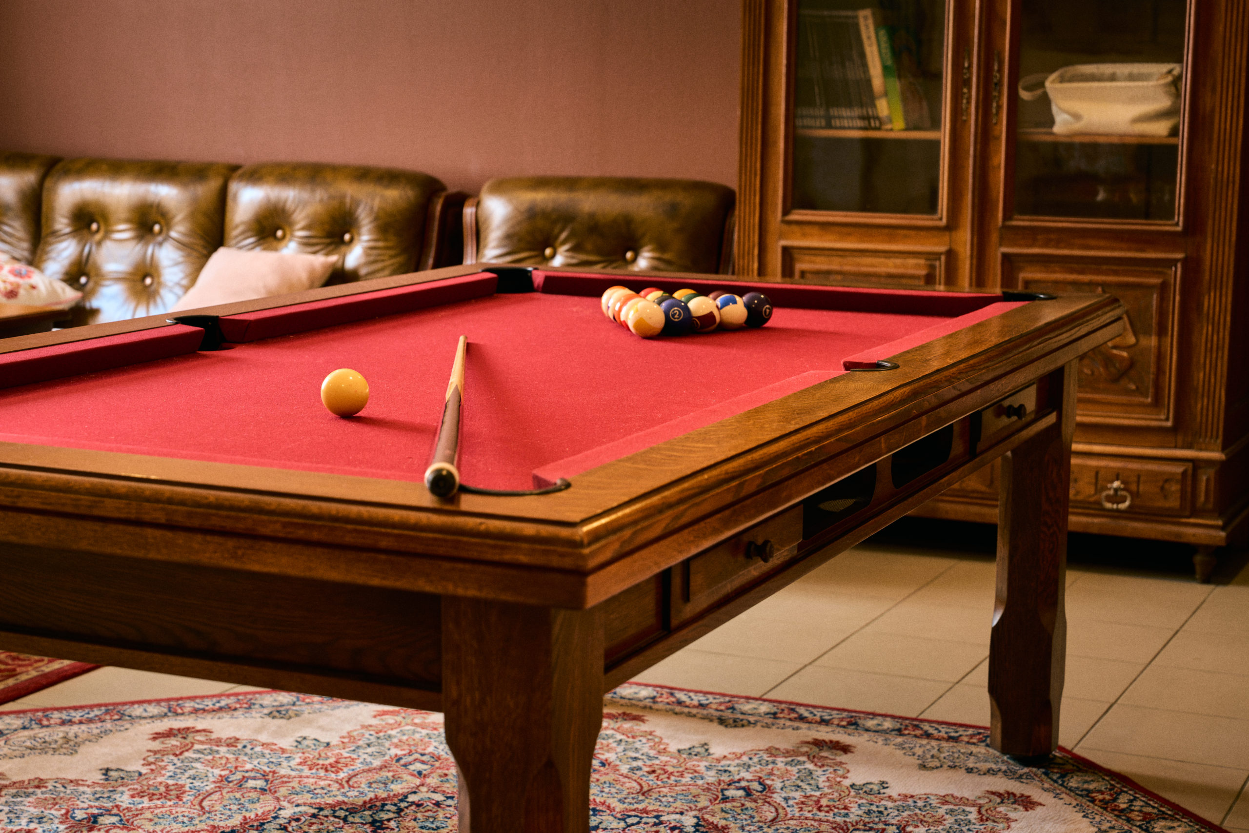Gîte le Grand Commun XXL grand capacité au château de la Motte Louchy-Montfand pour 36 personnes avec 9 chambres familiales, grande pièce de vie, salon billard.