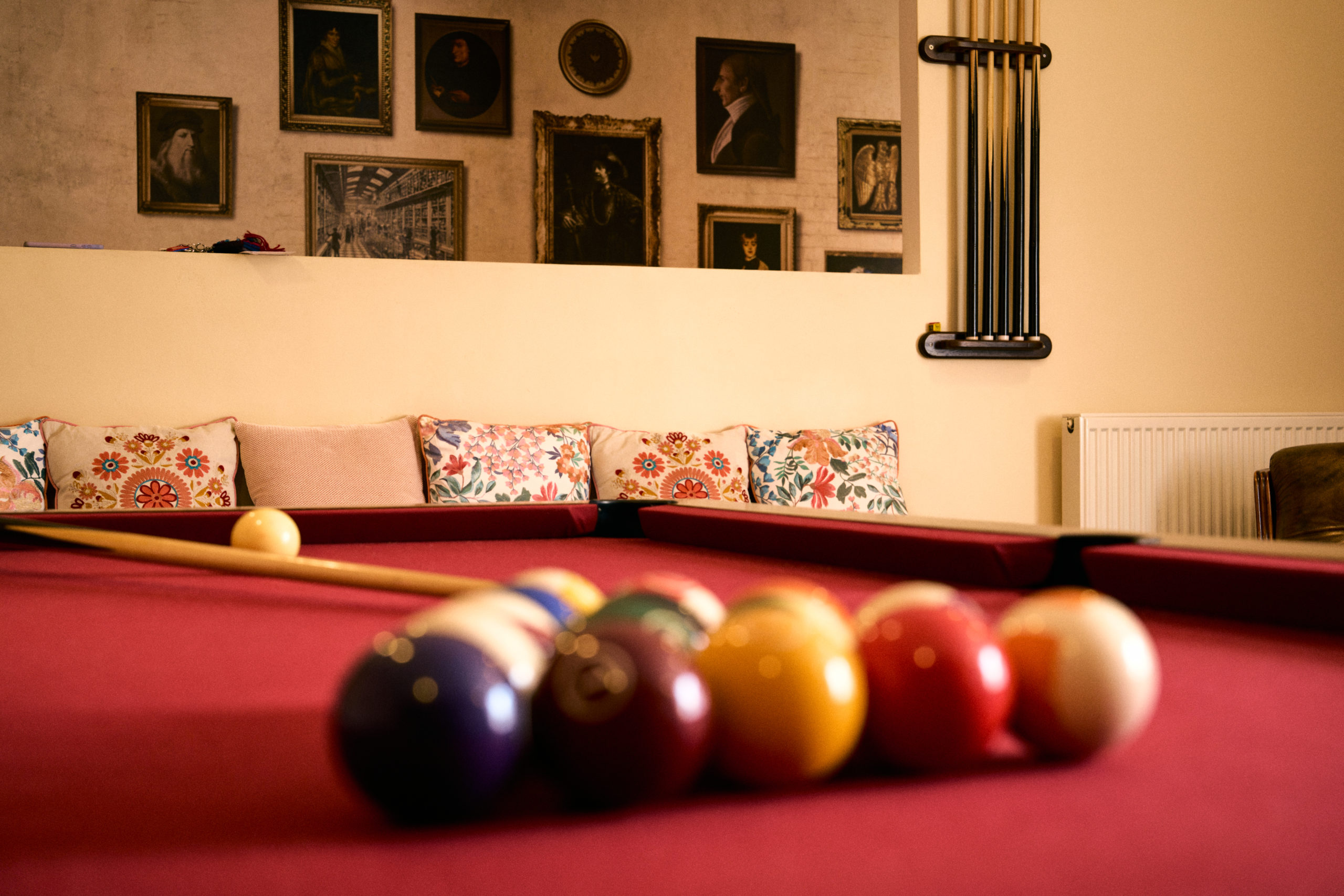 Gîte le Grand Commun XXL grand capacité au château de la Motte Louchy-Montfand pour 36 personnes avec 9 chambres familiales, grande pièce de vie, salon billard.