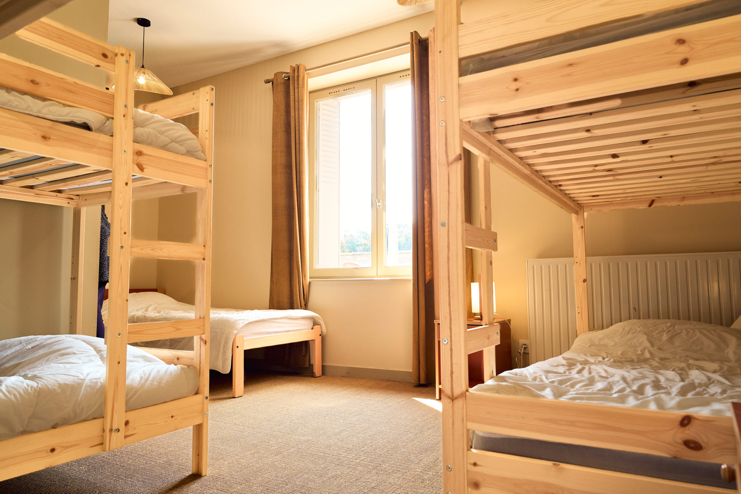 Gîte le Grand Commun XXL grand capacité au château de la Motte Louchy-Montfand pour 36 personnes avec 9 chambres familiales, grande pièce de vie, salon billard. Dortoir 7 couchages au rez-de-chaussée