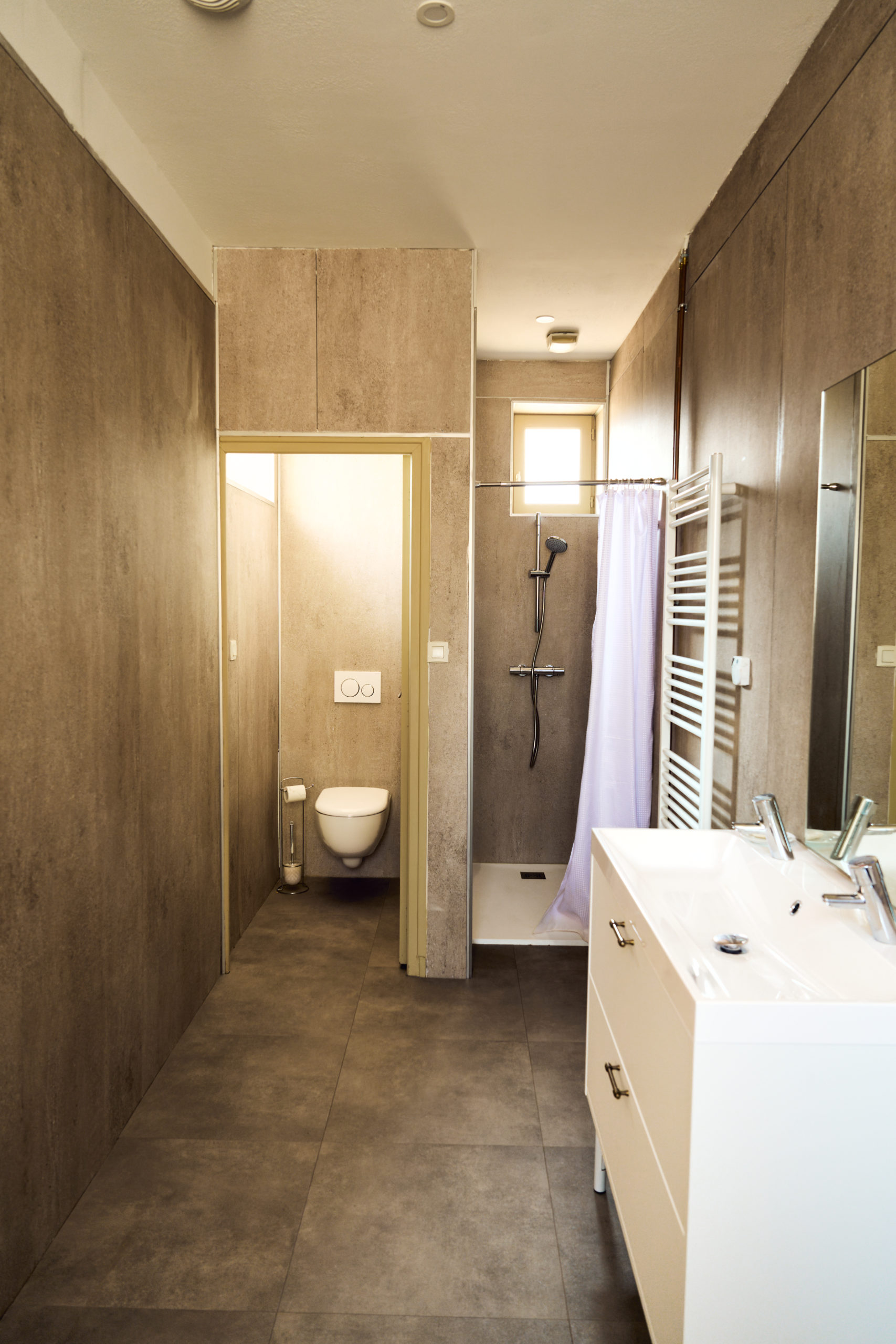 Gîte le Grand Commun XXL grand capacité au château de la Motte Louchy-Montfand pour 36 personnes avec 9 chambres familiales, grande pièce de vie, salon billard. Salle d'eau du dortoir 7 couchages au rez-de-chaussée
