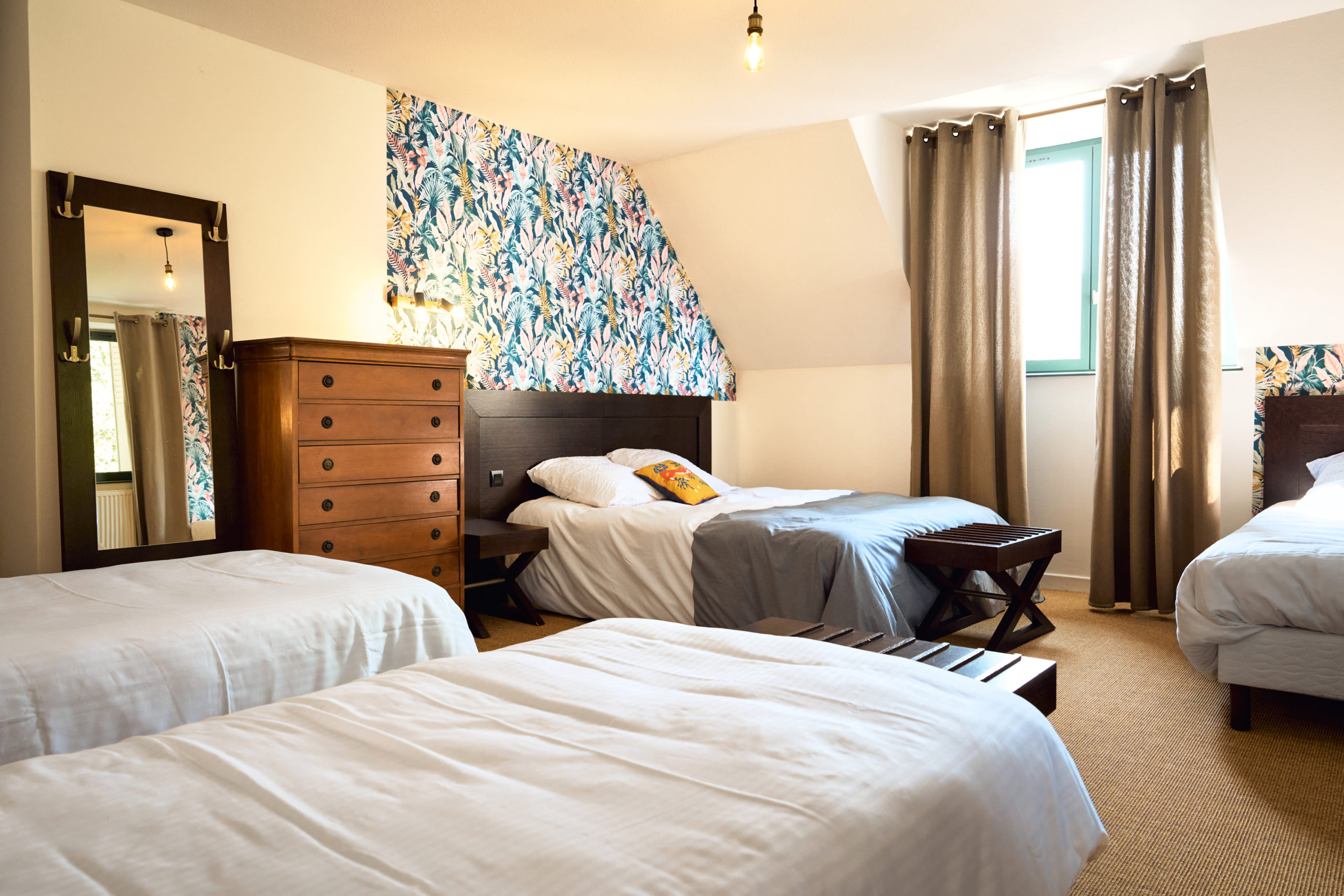 Gîte le Grand Commun XXL grand capacité au château de la Motte Louchy-Montfand pour 36 personnes avec 9 chambres familiales, grande pièce de vie, salon billard. Chambre 1ier étage
