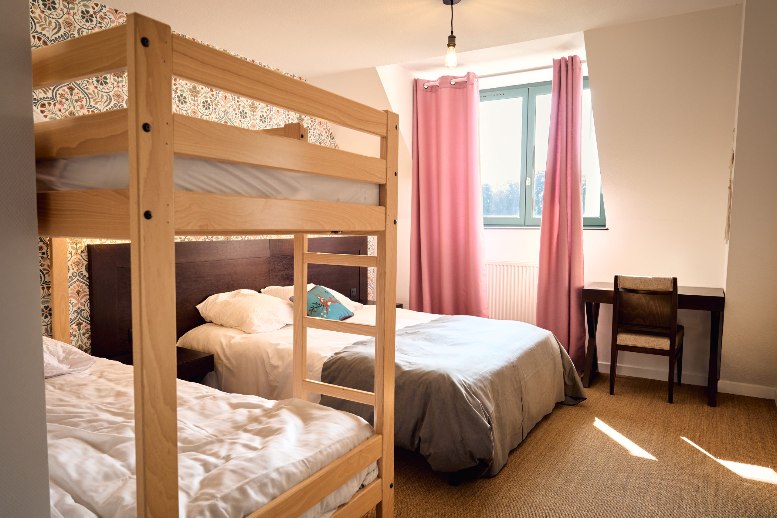 Gîte le Grand Commun XXL grand capacité au château de la Motte Louchy-Montfand pour 36 personnes avec 9 chambres familiales, grande pièce de vie, salon billard.
