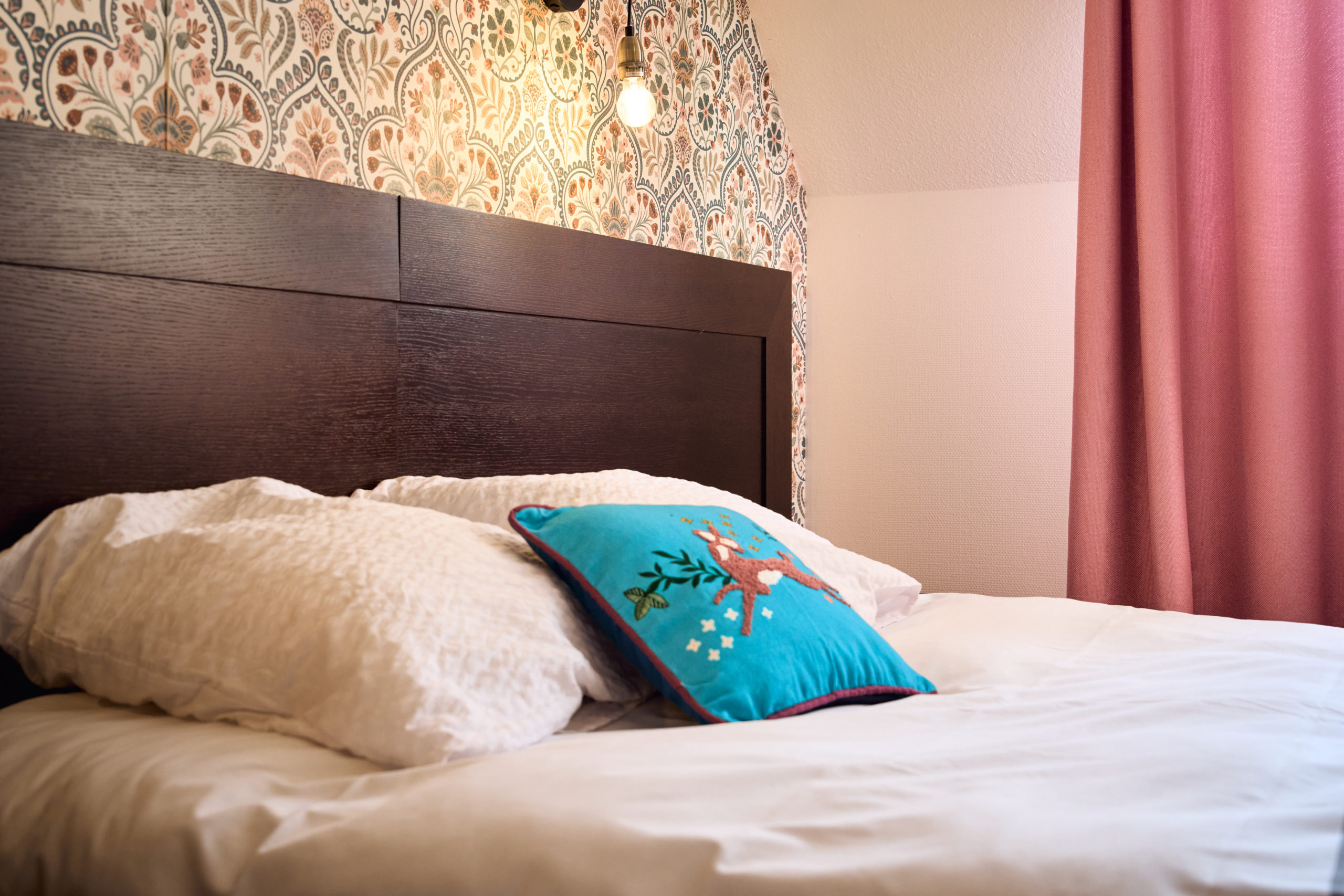 Gîte le Grand Commun XXL grand capacité au château de la Motte Louchy-Montfand pour 36 personnes avec 9 chambres familiales, grande pièce de vie, salon billard. Chambre 1ier étage
