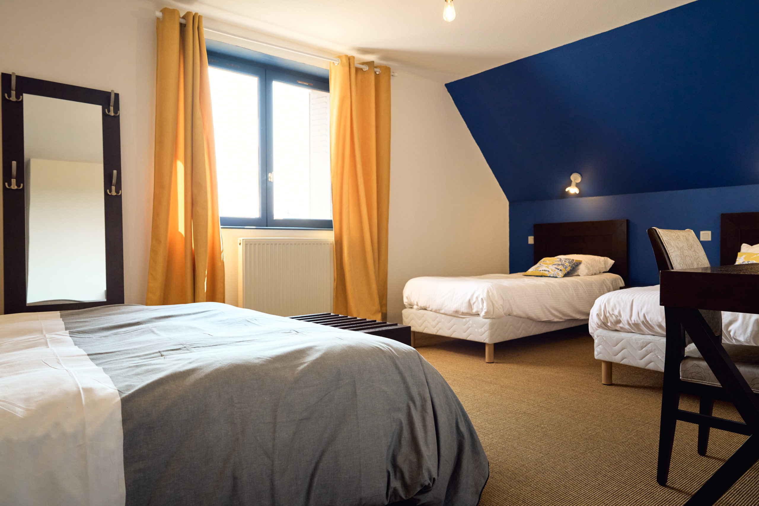 Gîte le Grand Commun XXL grand capacité au château de la Motte Louchy-Montfand pour 36 personnes avec 9 chambres familiales, grande pièce de vie, salon billard. Chambre 1ier étage