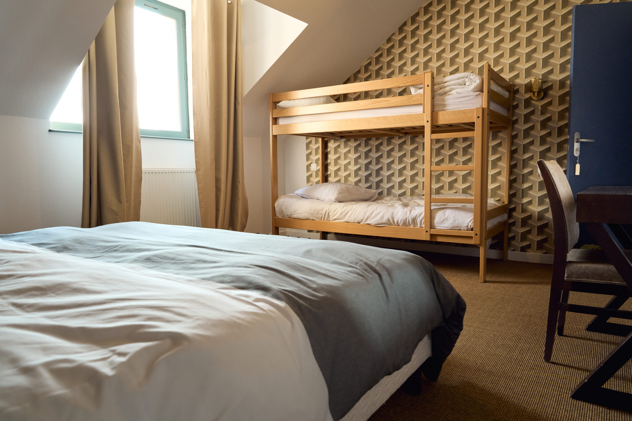 Gîte le Grand Commun XXL grand capacité au château de la Motte Louchy-Montfand pour 36 personnes avec 9 chambres familiales, grande pièce de vie, salon billard. Chambre 1ier étage