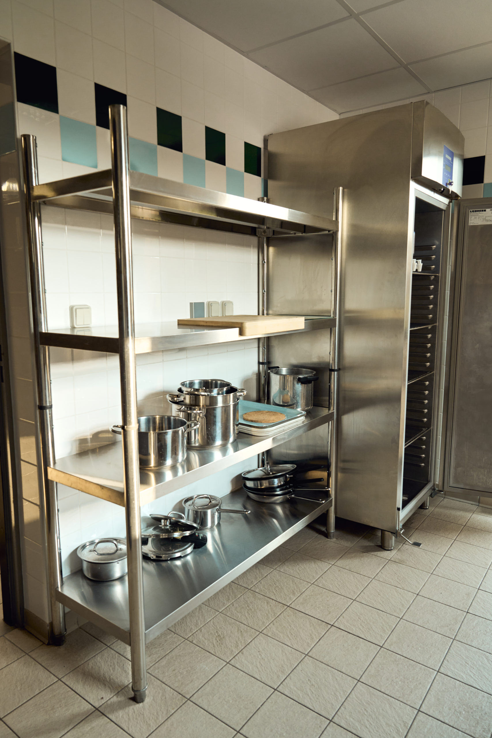 Gîte le Grand Commun XXL grand capacité au château de la Motte Louchy-Montfand pour 36 personnes avec 9 chambres familiales, grande pièce de vie, salon billard. Cuisine du gîte.