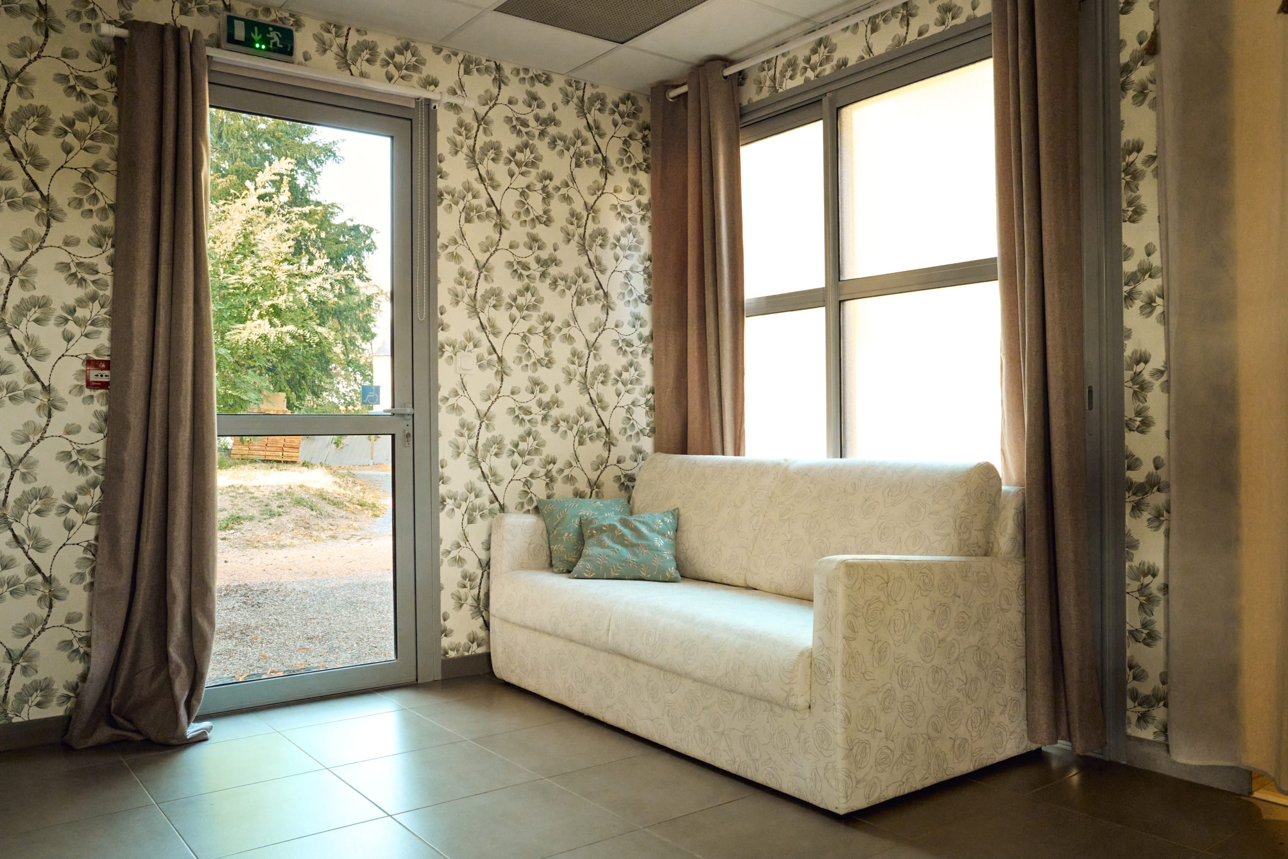 Gîte le Grand Commun XXL grand capacité au château de la Motte Louchy-Montfand pour 36 personnes avec 9 chambres familiales, grande pièce de vie, salon billard. Suite PMR au rez-de-chaussée