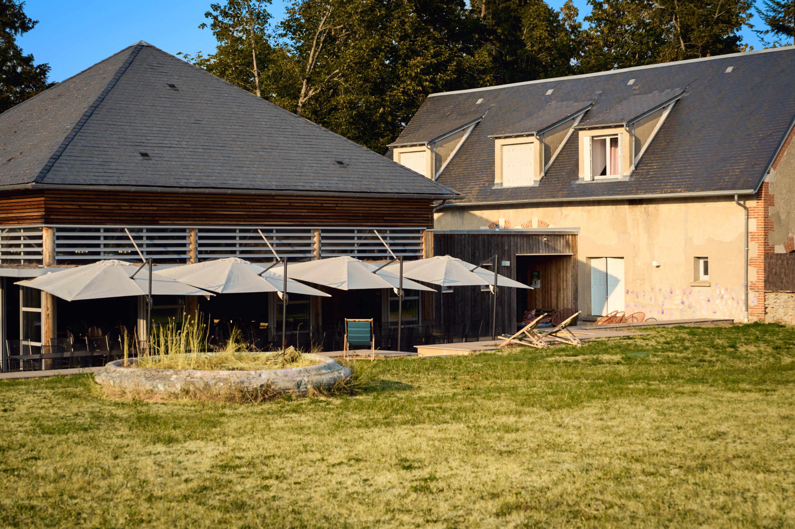 Gîte le Grand Commun XXL grand capacité au château de la Motte Louchy-Montfand pour 36 personnes avec 9 chambres familiales, grande pièce de vie, salon billard. Gîte labellisé tourisme et handicap pour tout le rez-de-chaussée.