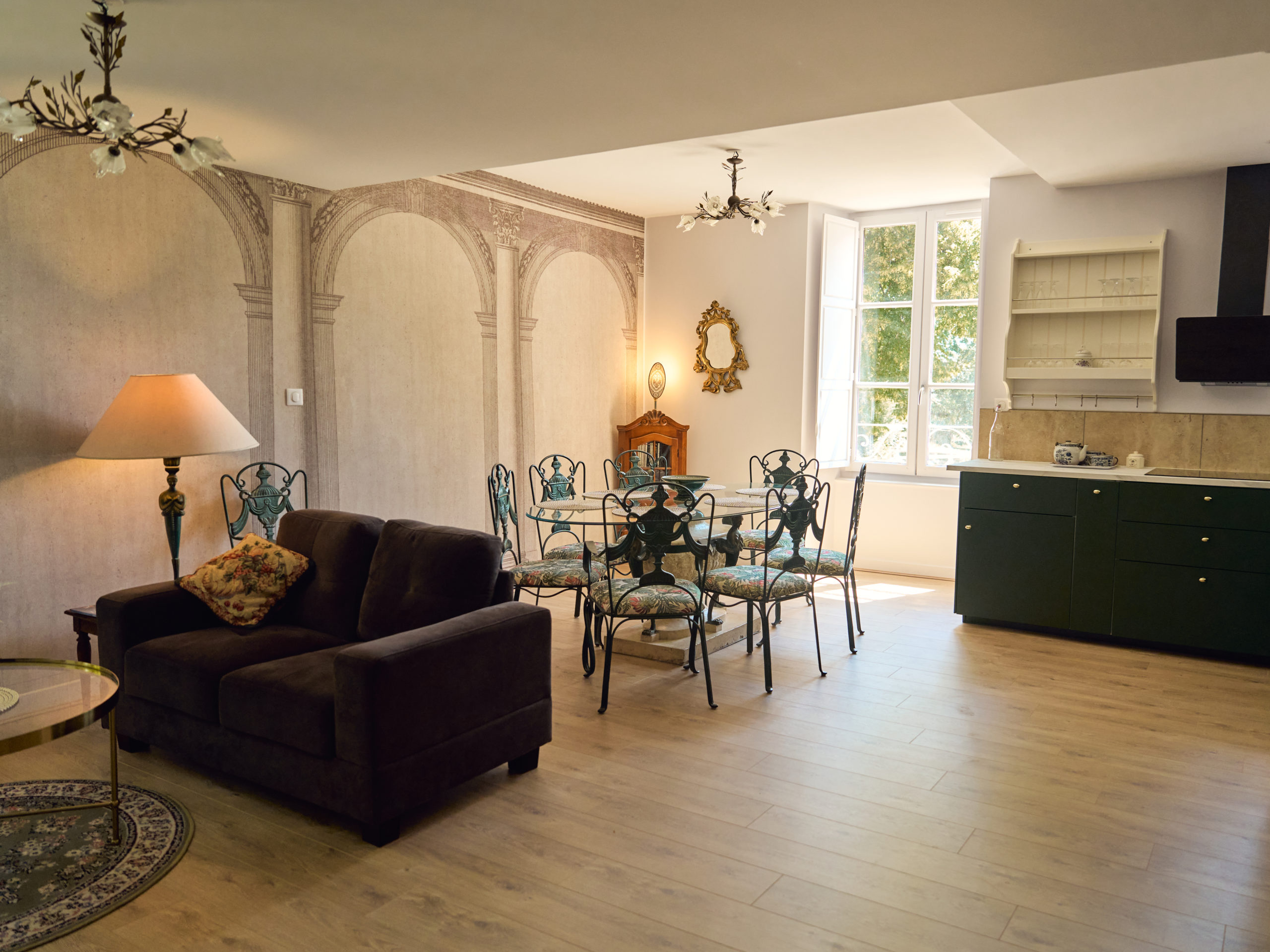 Gîte La Sans Pareille au premier étage du château de la Motte à Louchy-Montfand, gîte classé 4 étoiles et 4 épis avec 3 chambres dont 1 en enfilade