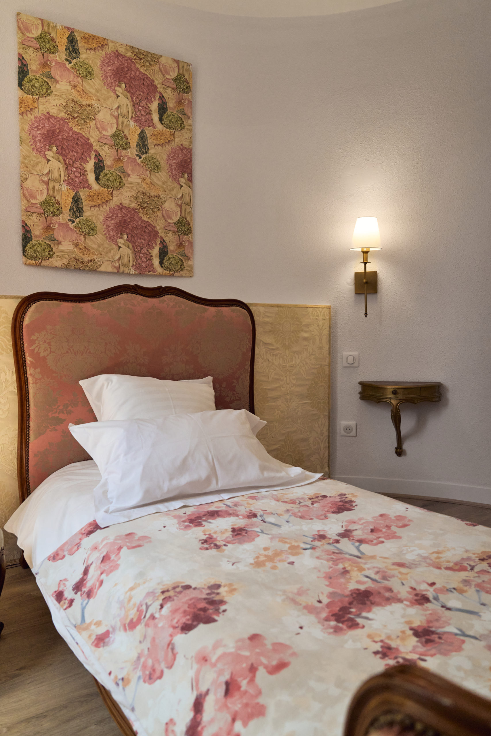 Gîte La Sans Pareille au premier étage du château de la Motte à Louchy-Montfand, gîte classé 4 étoiles et 4 épis avec 3 chambres dont 1 en enfilade