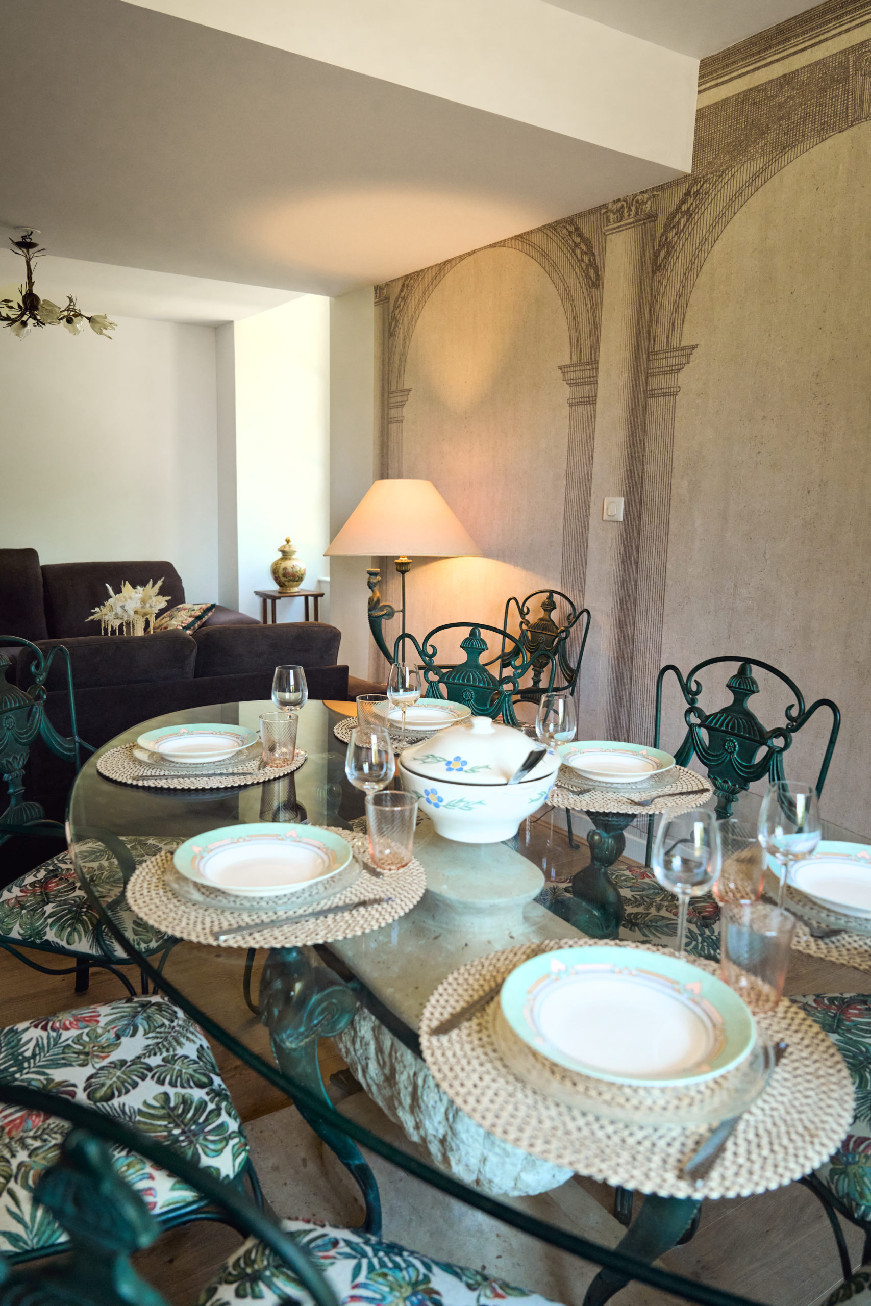 Gîte La Sans Pareille au premier étage du château de la Motte à Louchy-Montfand, gîte classé 4 étoiles et 4 épis avec 3 chambres dont 1 en enfilade