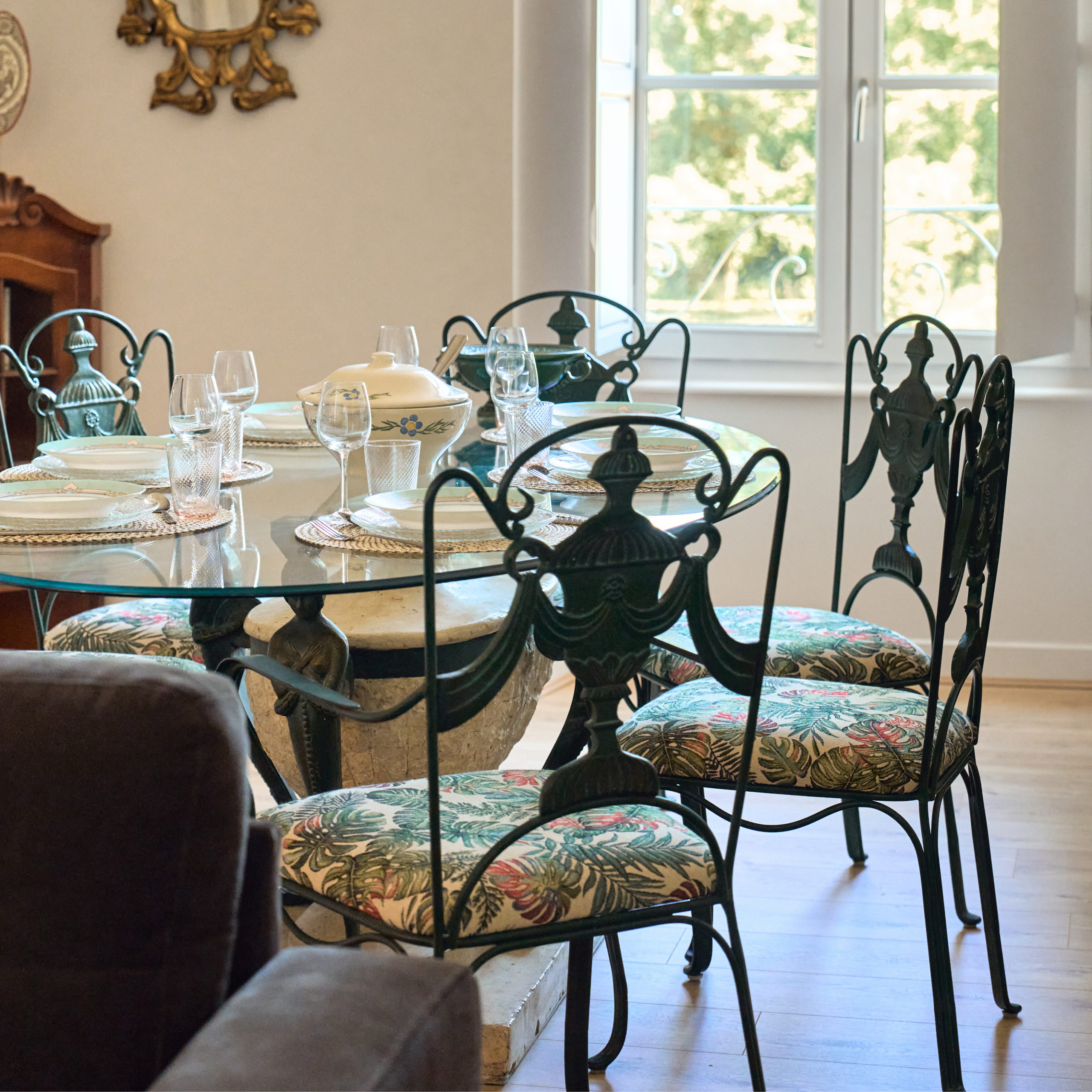 Gîte la Sans Pareille - gîte classé 4 épis, 4 étoiles au Château de la Motte Louchy-Montfand, Allier, Auvergne pour 7 personnes avec 2 chambres familiales et 1 chambre en enfilade, une grande pièce de vie.
