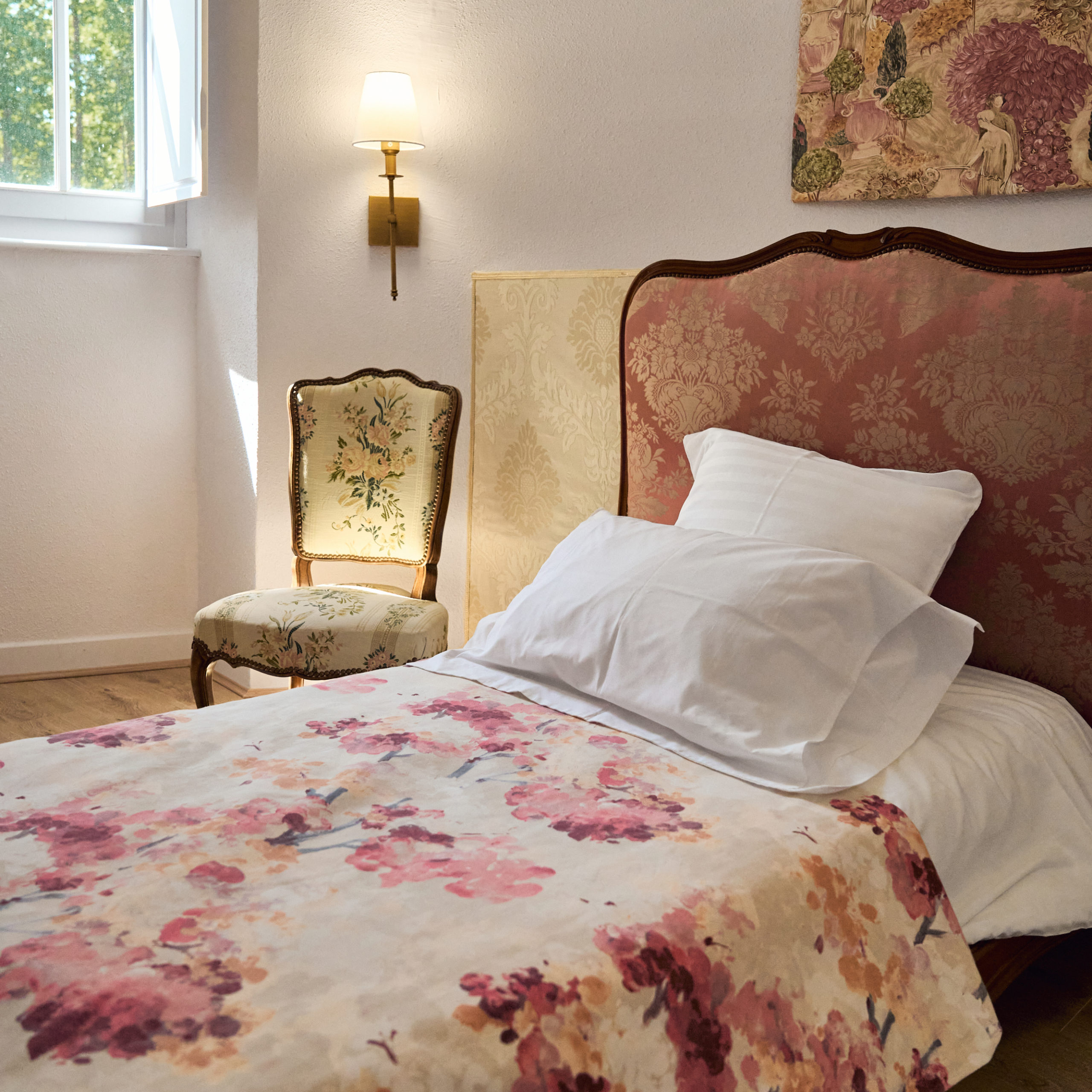 Gîte la Sans Pareille - gîte classé 4 épis, 4 étoiles au Château de la Motte Louchy-Montfand, Allier, Auvergne pour 7 personnes avec 2 chambres familiales et 1 chambre en enfilade, une grande pièce de vie.
