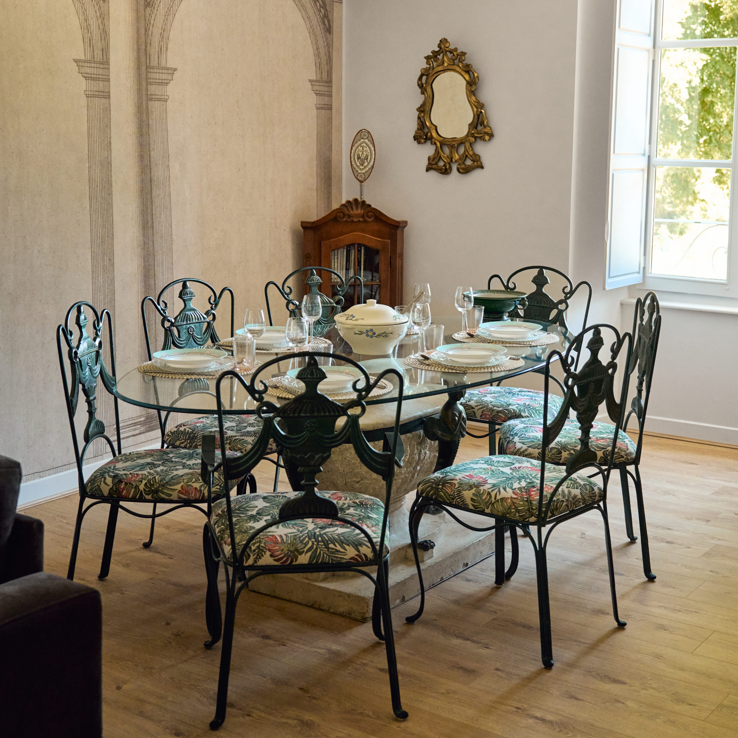 Gîte la Sans Pareille - gîte classé 4 épis, 4 étoiles au Château de la Motte Louchy-Montfand, Allier, Auvergne pour 7 personnes avec 2 chambres familiales et 1 chambre en enfilade, une grande pièce de vie.