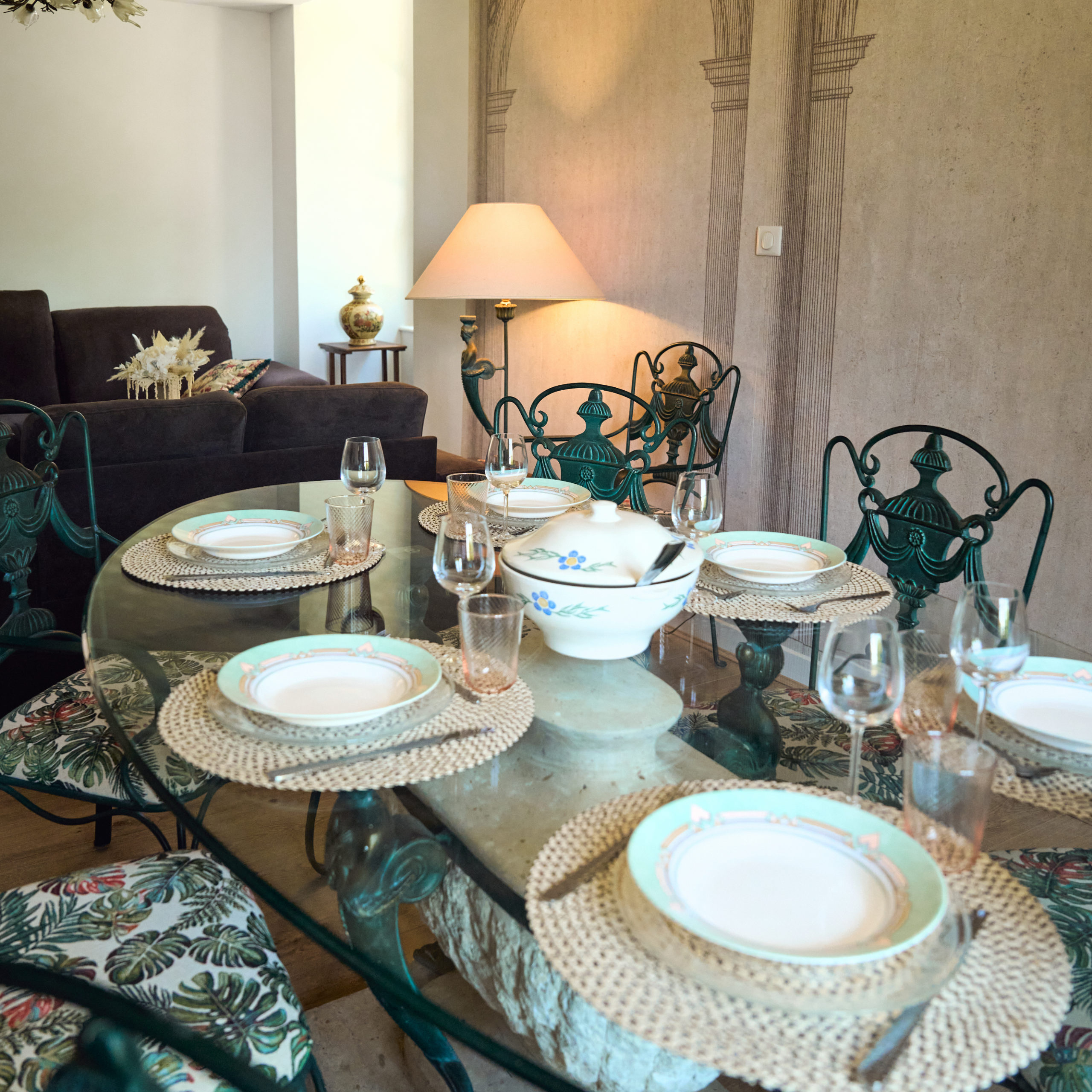 Gîte la Sans Pareille - gîte classé 4 épis, 4 étoiles au Château de la Motte Louchy-Montfand, Allier, Auvergne pour 7 personnes avec 2 chambres familiales et 1 chambre en enfilade, une grande pièce de vie.