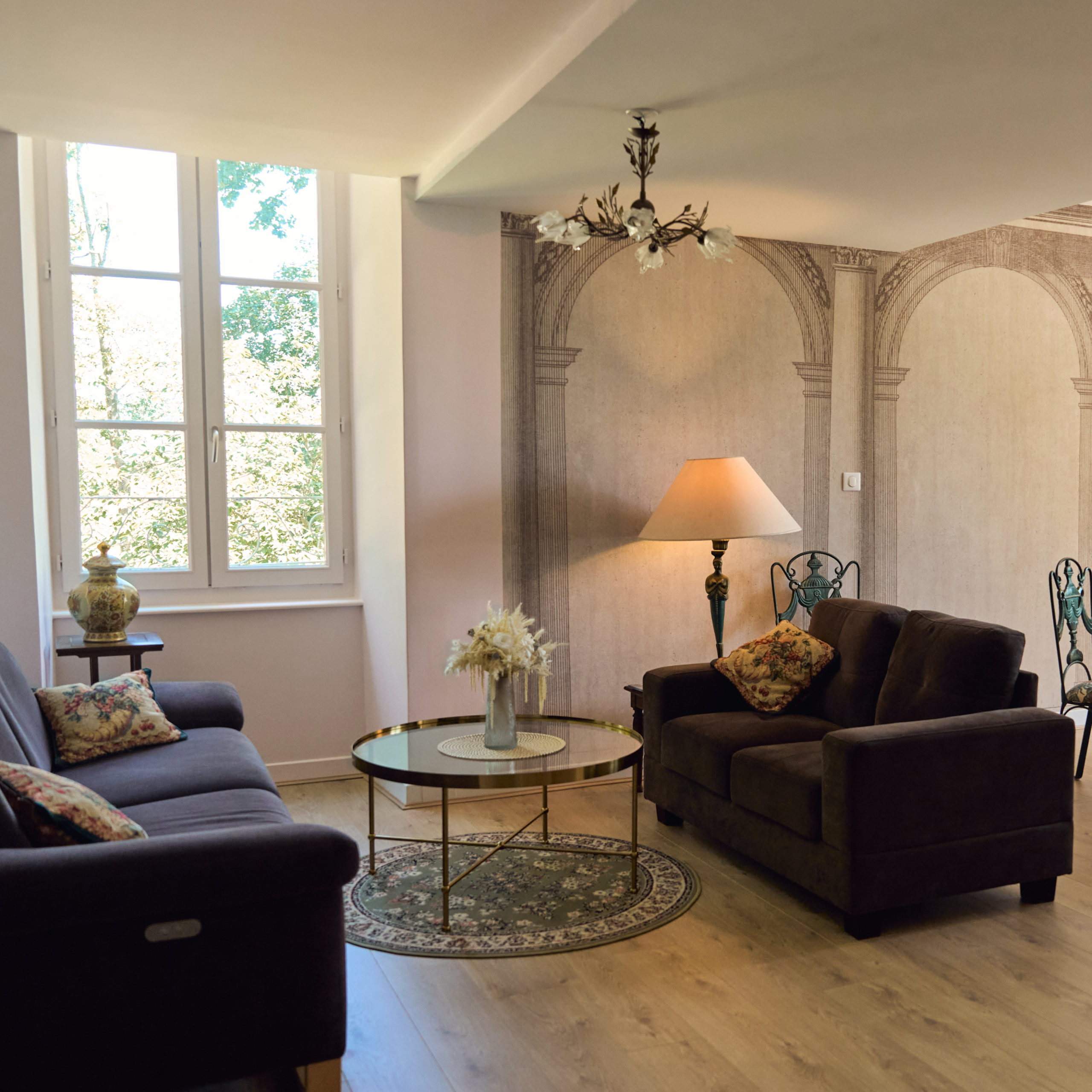 Gîte la Sans Pareille - gîte classé 4 épis, 4 étoiles au Château de la Motte Louchy-Montfand, Allier, Auvergne pour 7 personnes avec 2 chambres familiales et 1 chambre en enfilade, une grande pièce de vie.