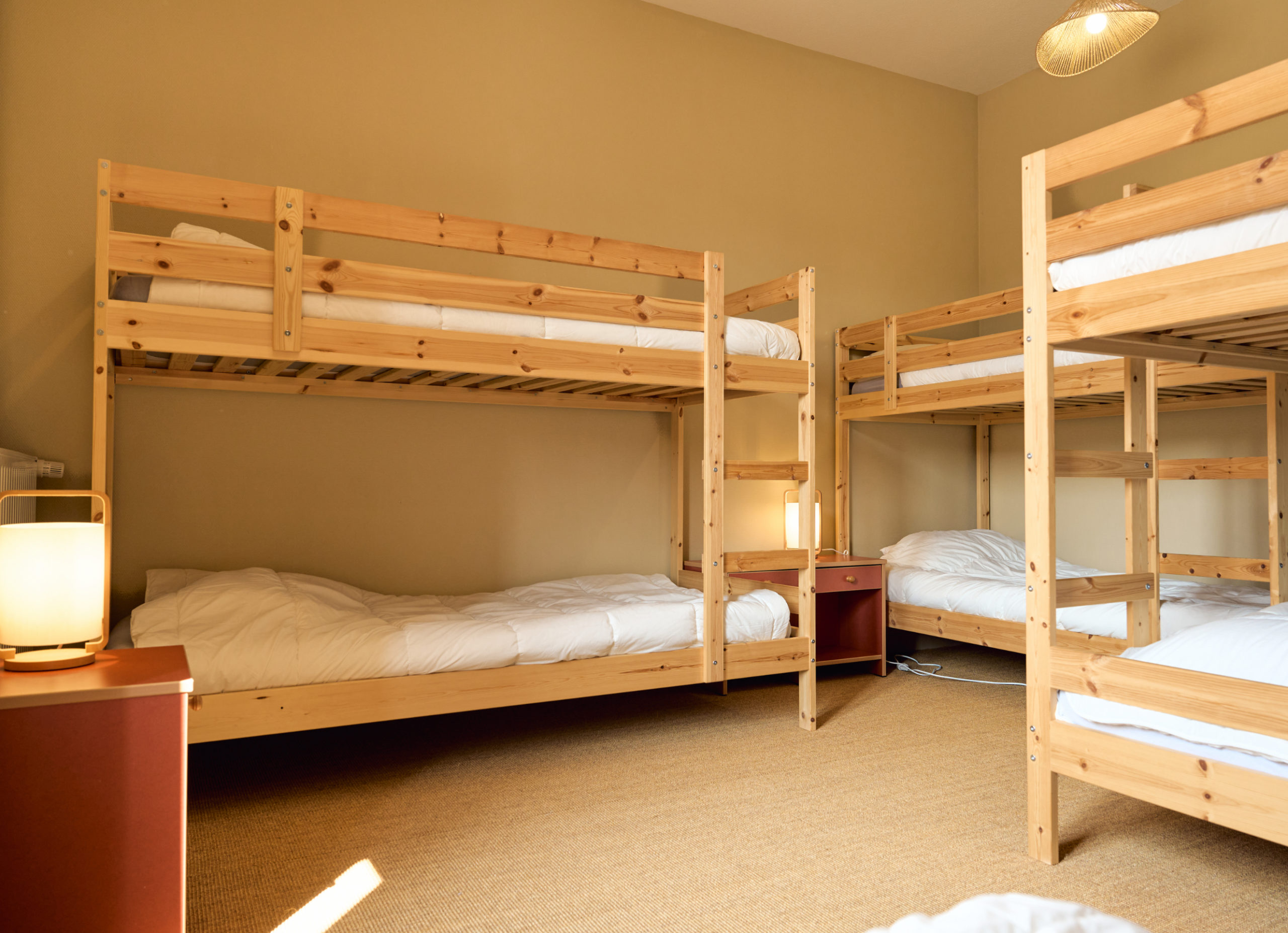 Gîte le Grand Commun - gîte XXL grand capacité, gîte de groupe classé 3 épis au Château de la Motte Louchy-Montfand, Allier, Auvergne pour 36 personnes avec 9 chambres familiales, une grande pièce de vie, un salon billard. Gîte labellisé tourisme et handicap pour tout le rez-de-chaussée.
