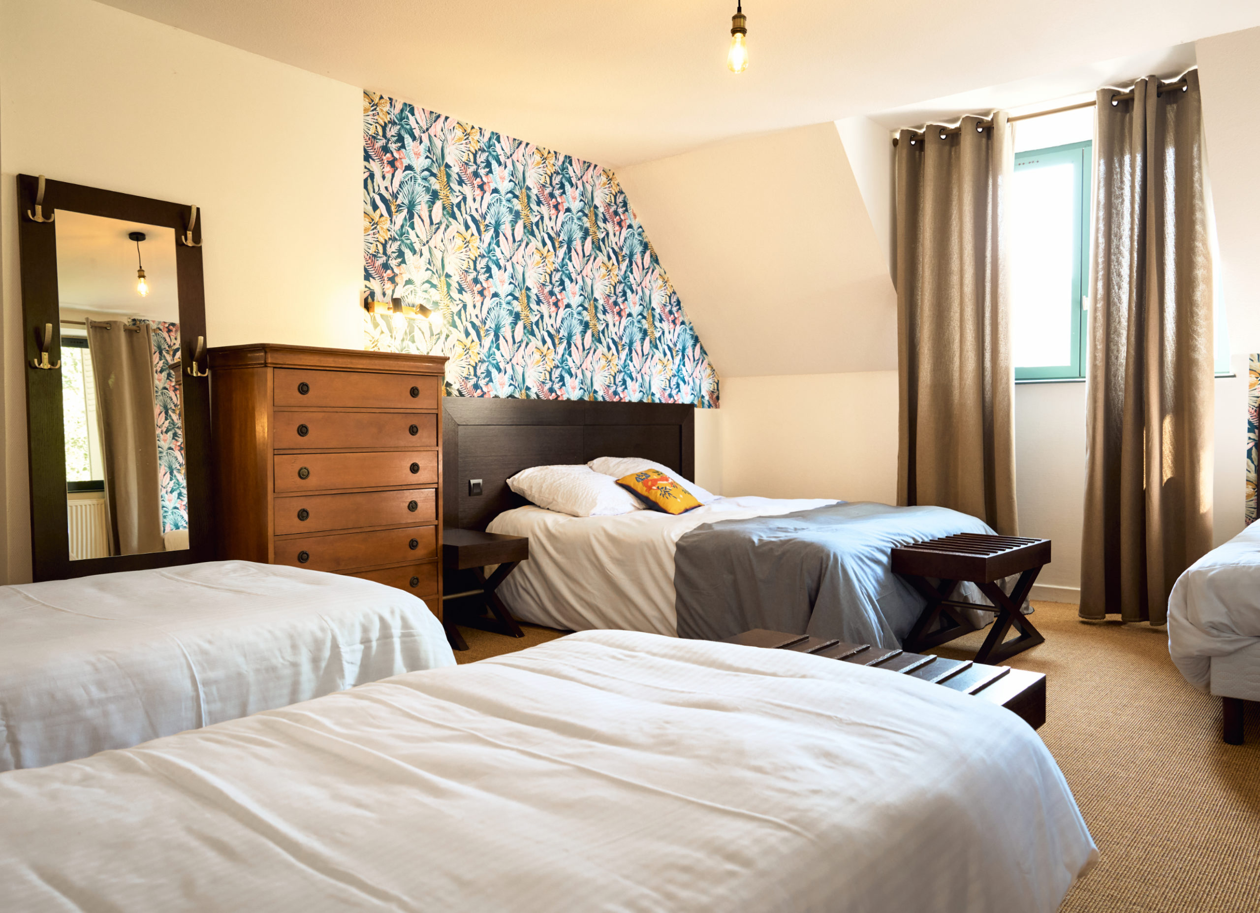 Gîte le Grand Commun - gîte XXL grand capacité, gîte de groupe classé 3 épis au Château de la Motte Louchy-Montfand, Allier, Auvergne pour 36 personnes avec 9 chambres familiales, une grande pièce de vie, un salon billard. Gîte labellisé tourisme et handicap pour tout le rez-de-chaussée.