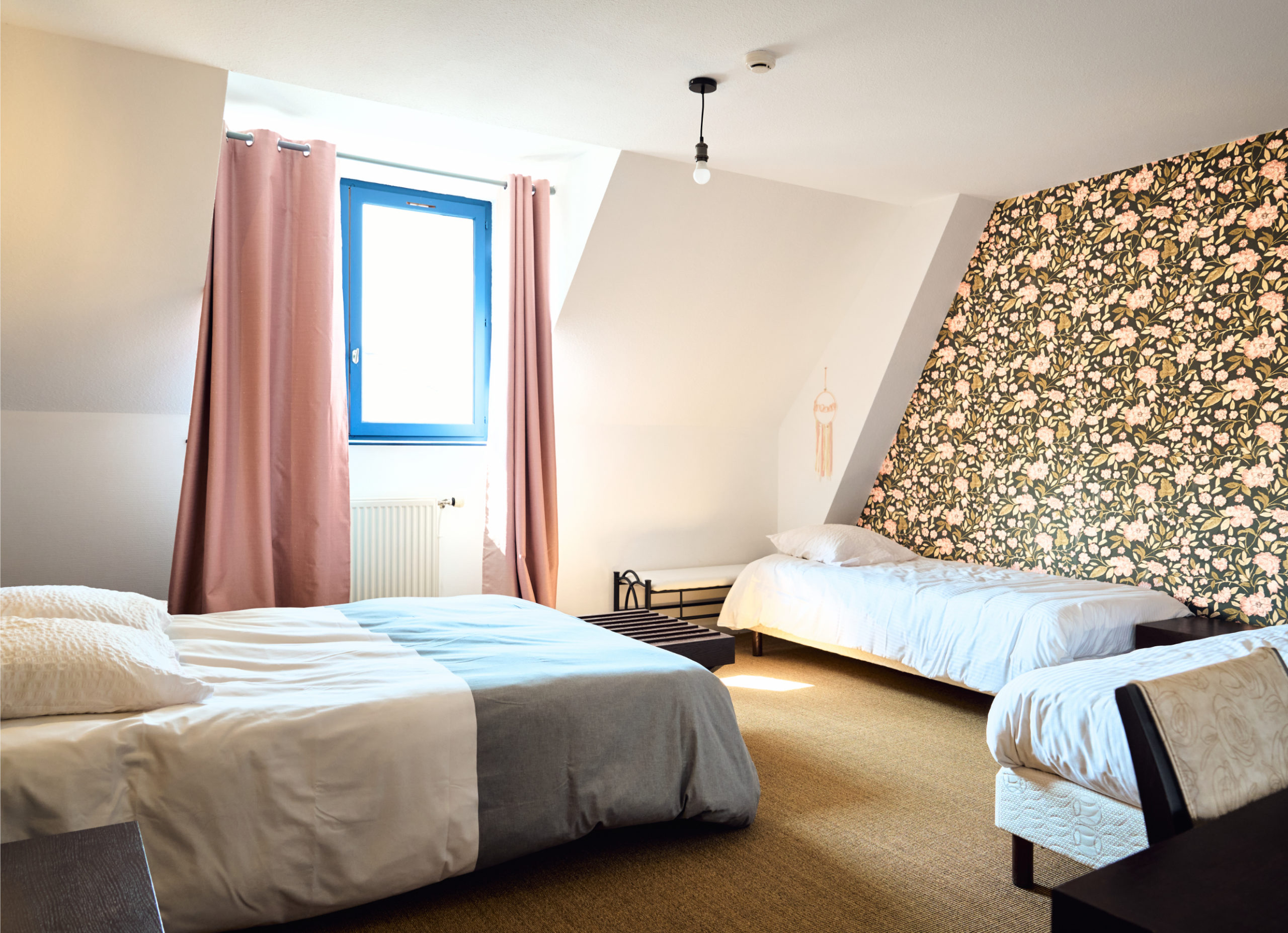 Gîte le Grand Commun - gîte XXL grand capacité, gîte de groupe classé 3 épis au Château de la Motte Louchy-Montfand, Allier, Auvergne pour 36 personnes avec 9 chambres familiales, une grande pièce de vie, un salon billard. Gîte labellisé tourisme et handicap pour tout le rez-de-chaussée.