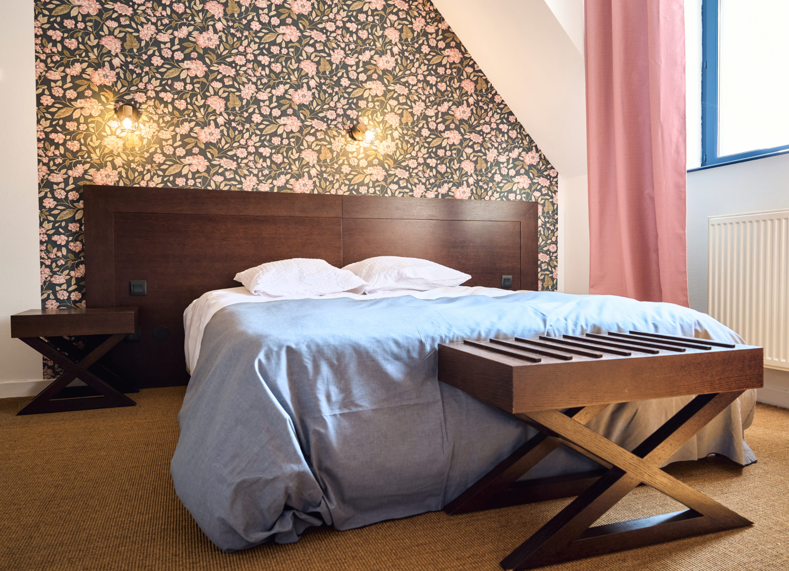 Gîte le Grand Commun - gîte XXL grand capacité, gîte de groupe classé 3 épis au Château de la Motte Louchy-Montfand, Allier, Auvergne pour 36 personnes avec 9 chambres familiales, une grande pièce de vie, un salon billard. Gîte labellisé tourisme et handicap pour tout le rez-de-chaussée.