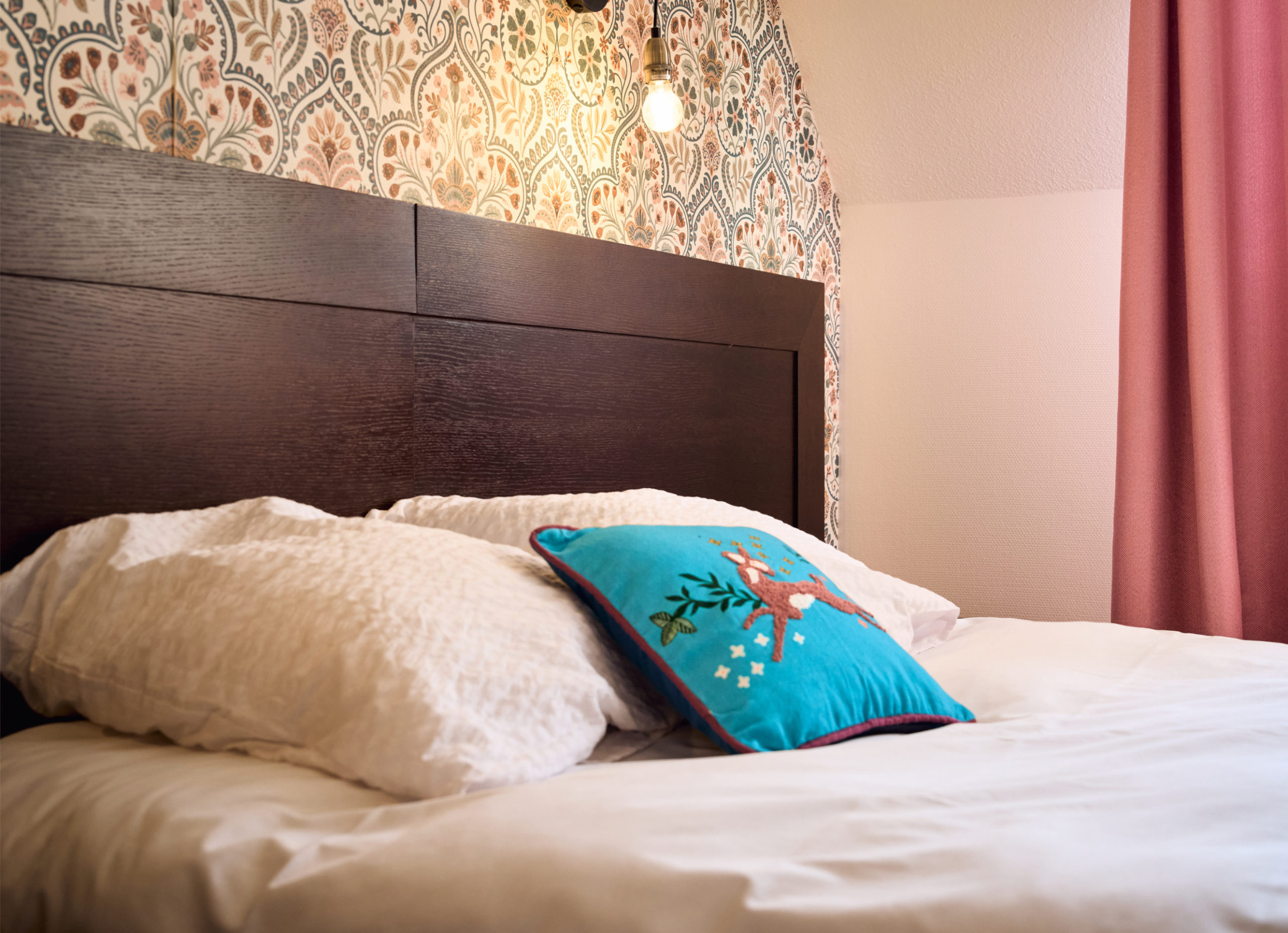 Gîte le Grand Commun - gîte XXL grand capacité, gîte de groupe classé 3 épis au Château de la Motte Louchy-Montfand, Allier, Auvergne pour 36 personnes avec 9 chambres familiales, une grande pièce de vie, un salon billard. Gîte labellisé tourisme et handicap pour tout le rez-de-chaussée.