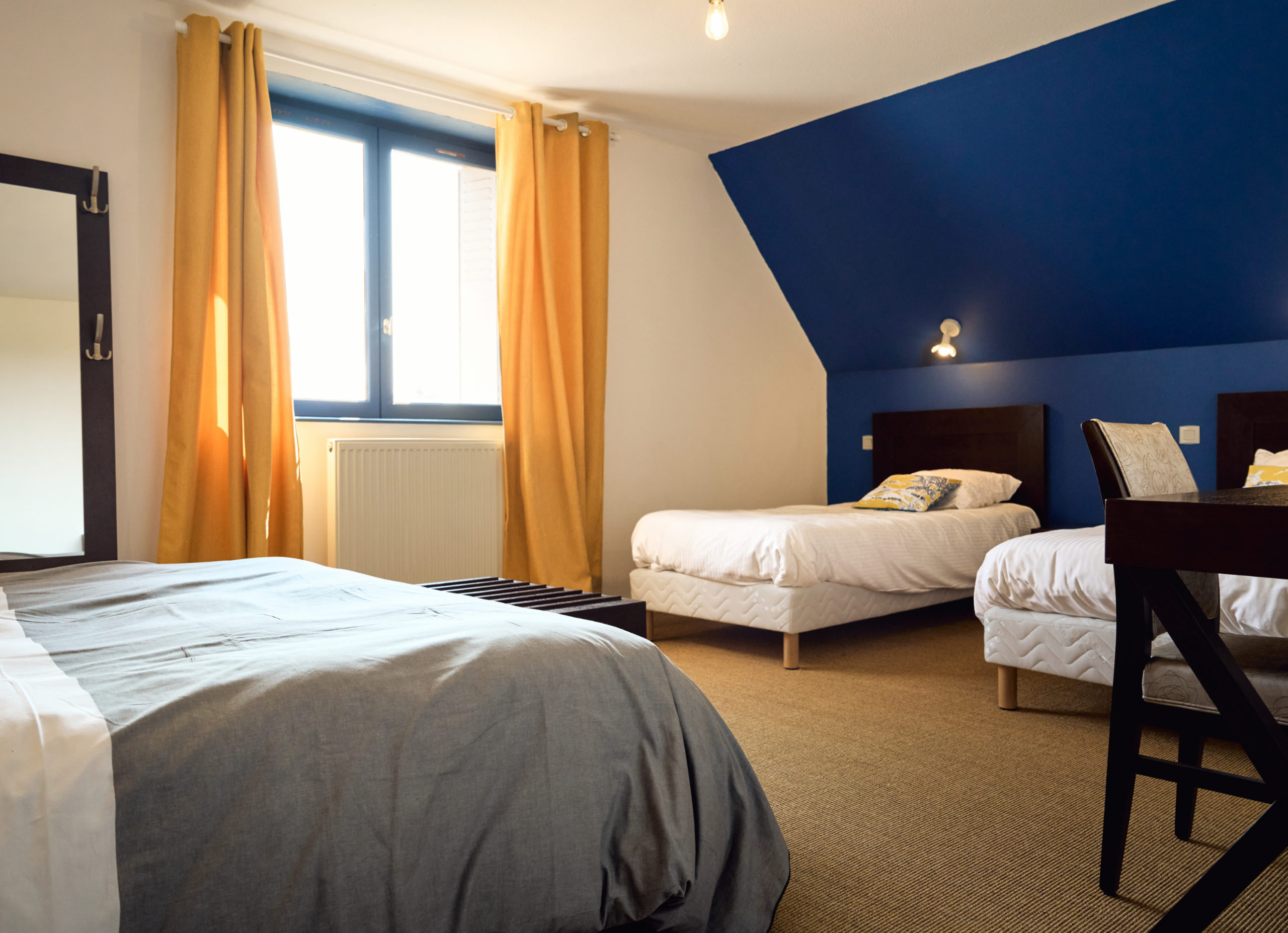 Gîte le Grand Commun - gîte XXL grand capacité, gîte de groupe classé 3 épis au Château de la Motte Louchy-Montfand, Allier, Auvergne pour 36 personnes avec 9 chambres familiales, une grande pièce de vie, un salon billard. Gîte labellisé tourisme et handicap pour tout le rez-de-chaussée.