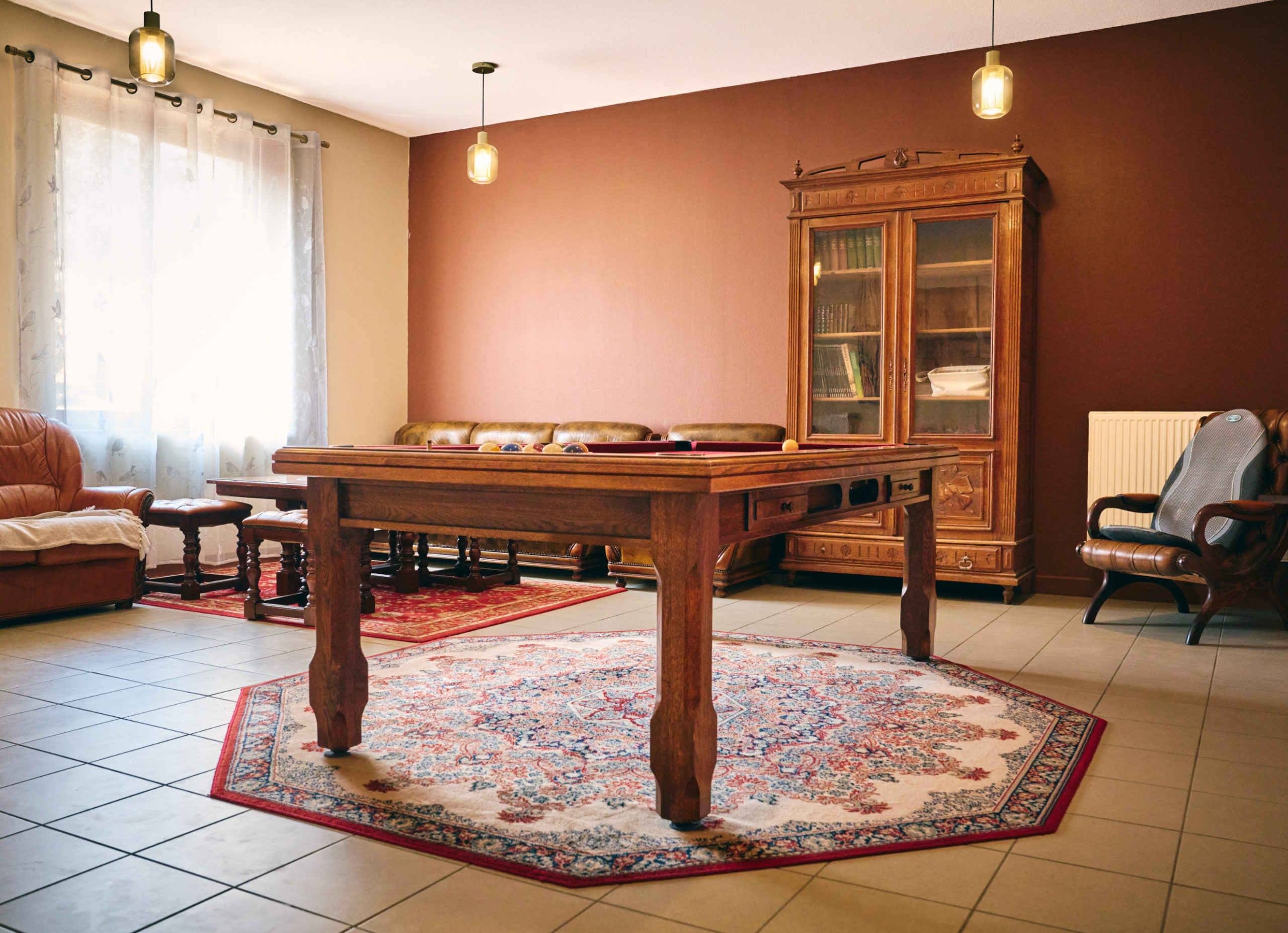 Gîte le Grand Commun - gîte XXL grand capacité, gîte de groupe classé 3 épis au Château de la Motte Louchy-Montfand, Allier, Auvergne pour 36 personnes avec 9 chambres familiales, une grande pièce de vie, un salon billard. Gîte labellisé tourisme et handicap pour tout le rez-de-chaussée.