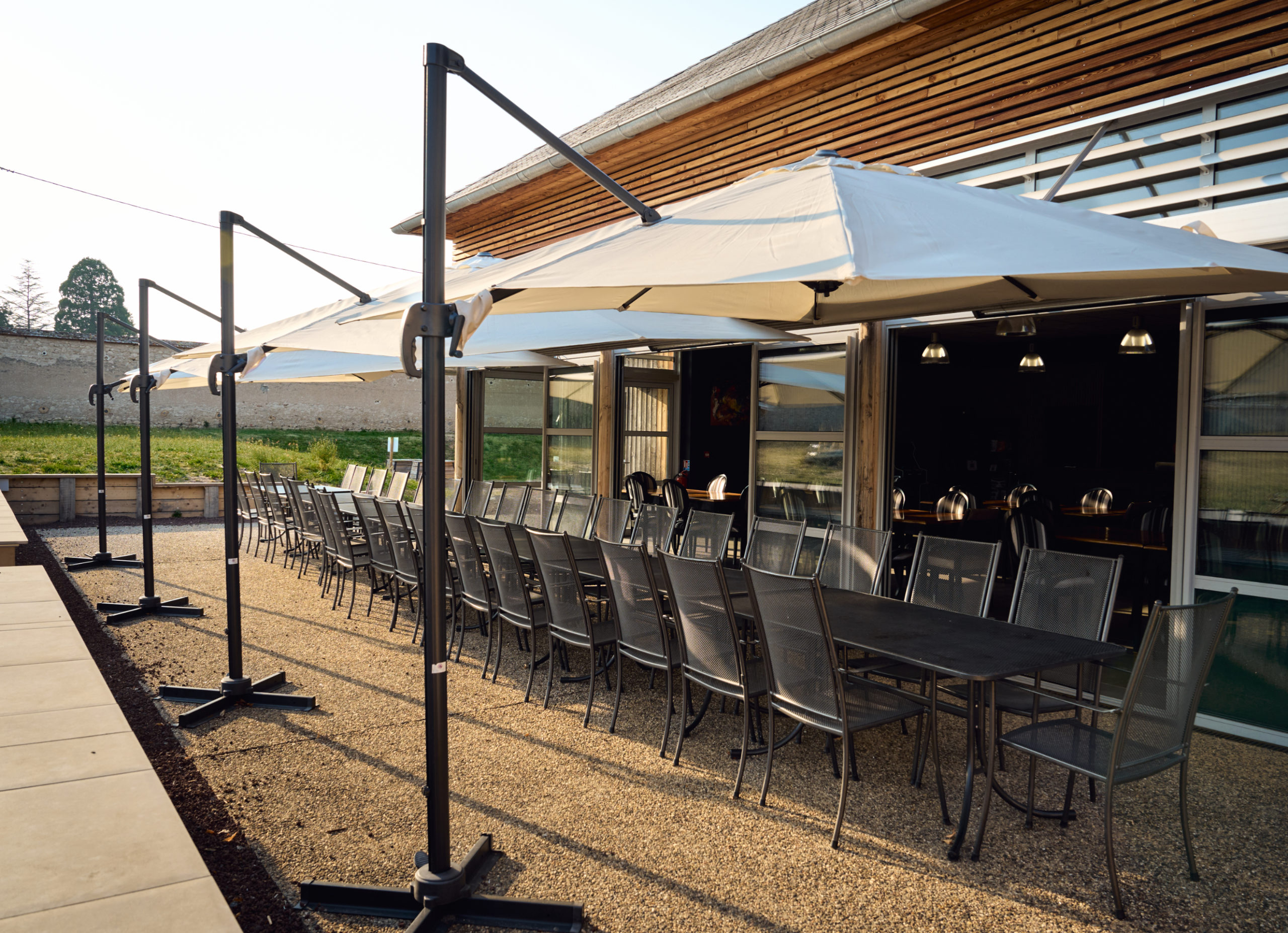 Gîte le Grand Commun - gîte XXL grand capacité, gîte de groupe classé 3 épis au Château de la Motte Louchy-Montfand, Allier, Auvergne pour 36 personnes avec 9 chambres familiales, une grande pièce de vie, un salon billard. Gîte labellisé tourisme et handicap pour tout le rez-de-chaussée.