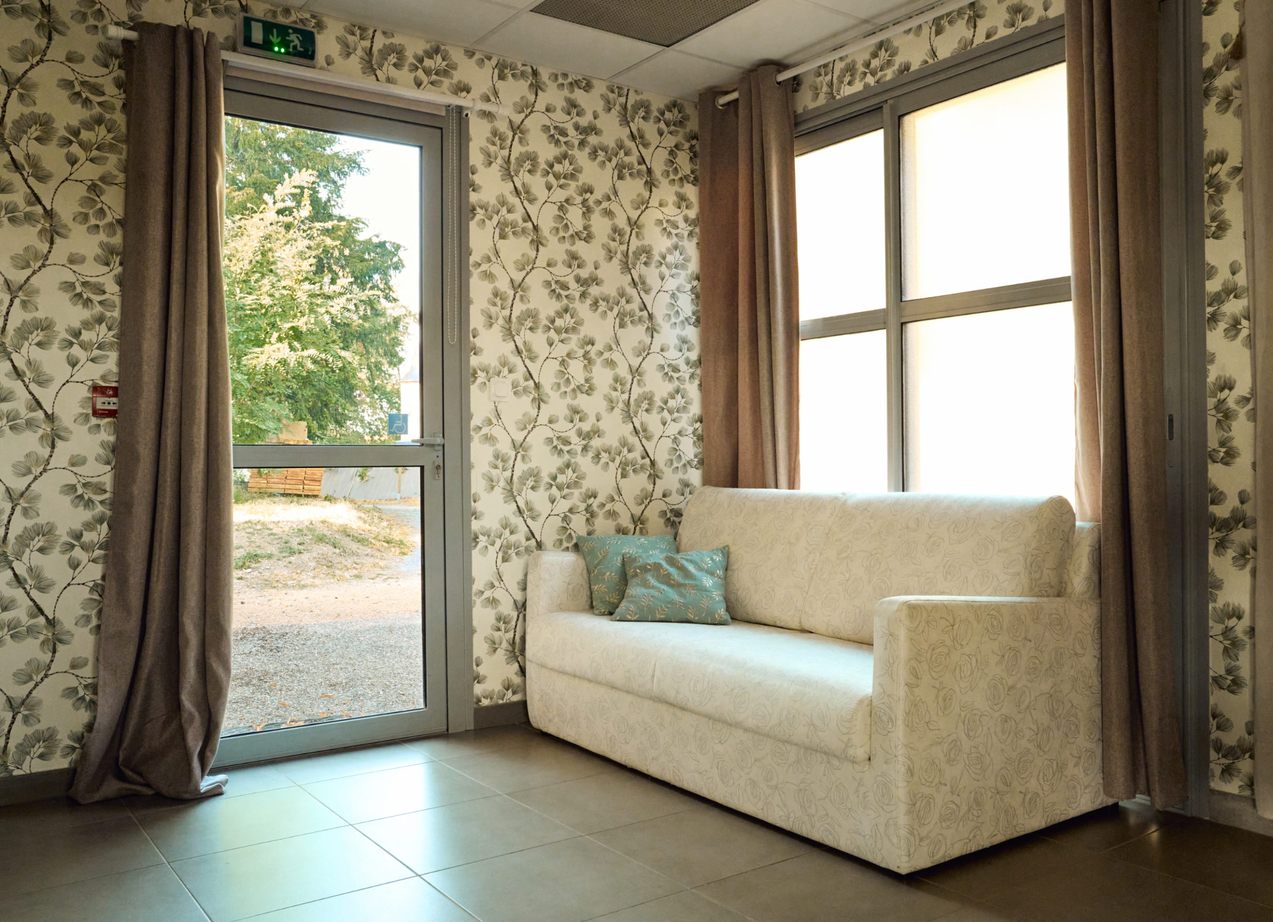 Gîte le Grand Commun - gîte XXL grand capacité, gîte de groupe classé 3 épis au Château de la Motte Louchy-Montfand, Allier, Auvergne pour 36 personnes avec 9 chambres familiales, une grande pièce de vie, un salon billard. Gîte labellisé tourisme et handicap pour tout le rez-de-chaussée.