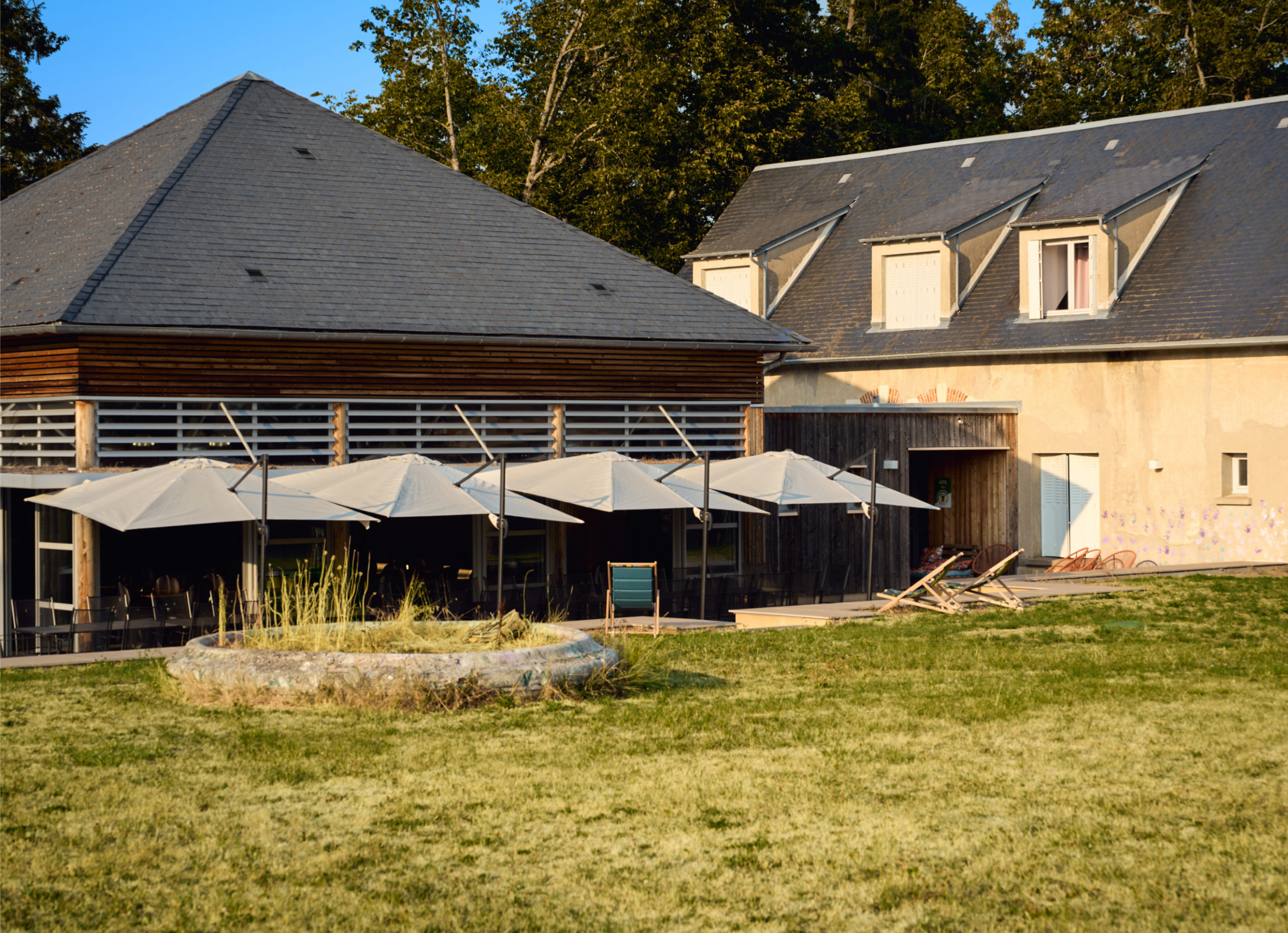 Gîte le Grand Commun - gîte XXL grand capacité, gîte de groupe classé 3 épis au Château de la Motte Louchy-Montfand, Allier, Auvergne pour 36 personnes avec 9 chambres familiales, une grande pièce de vie, un salon billard. Gîte labellisé tourisme et handicap pour tout le rez-de-chaussée.