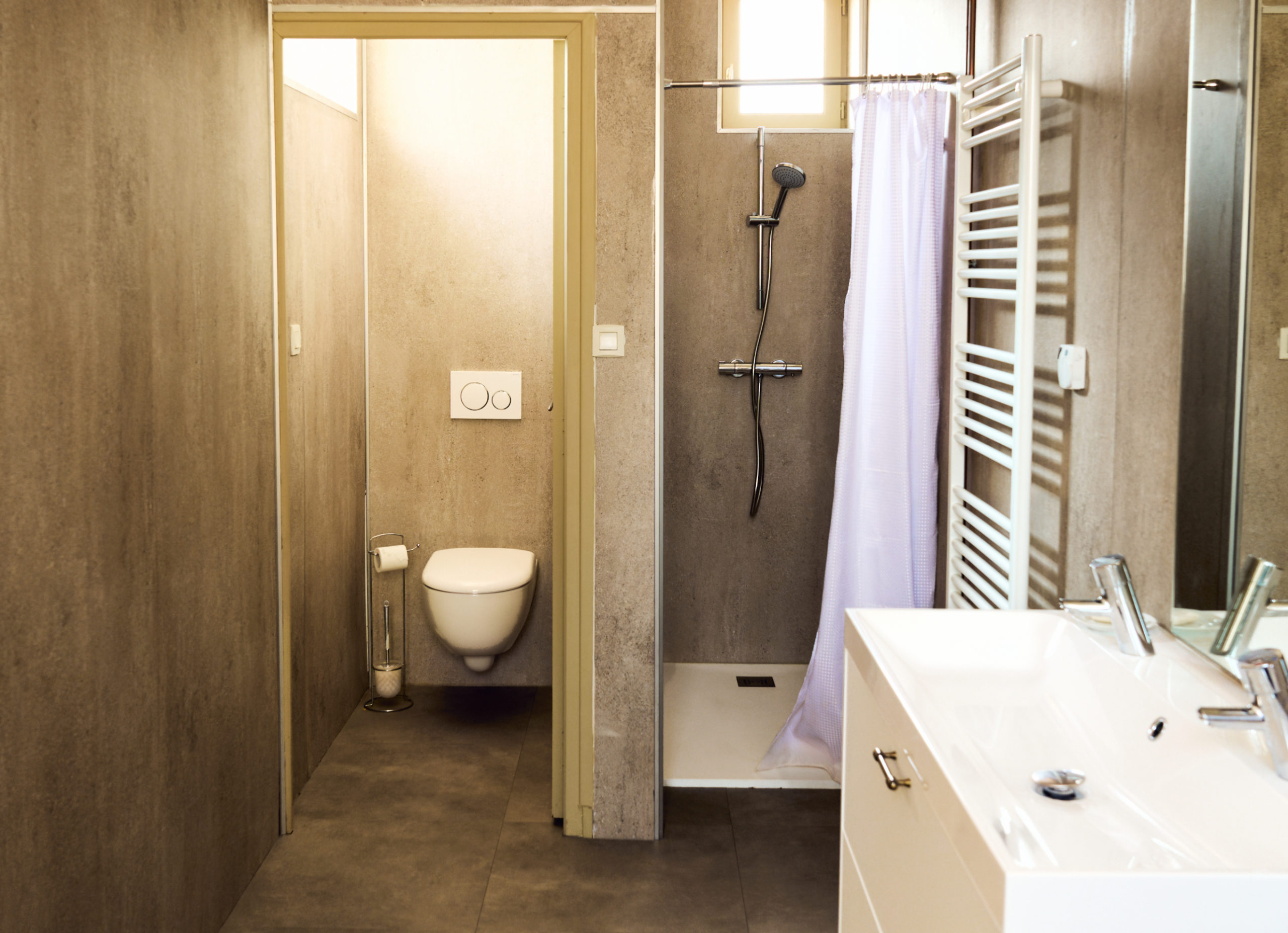 Gîte le Grand Commun - gîte XXL grand capacité, gîte de groupe classé 3 épis au Château de la Motte Louchy-Montfand, Allier, Auvergne pour 36 personnes avec 9 chambres familiales, une grande pièce de vie, un salon billard. Gîte labellisé tourisme et handicap pour tout le rez-de-chaussée.