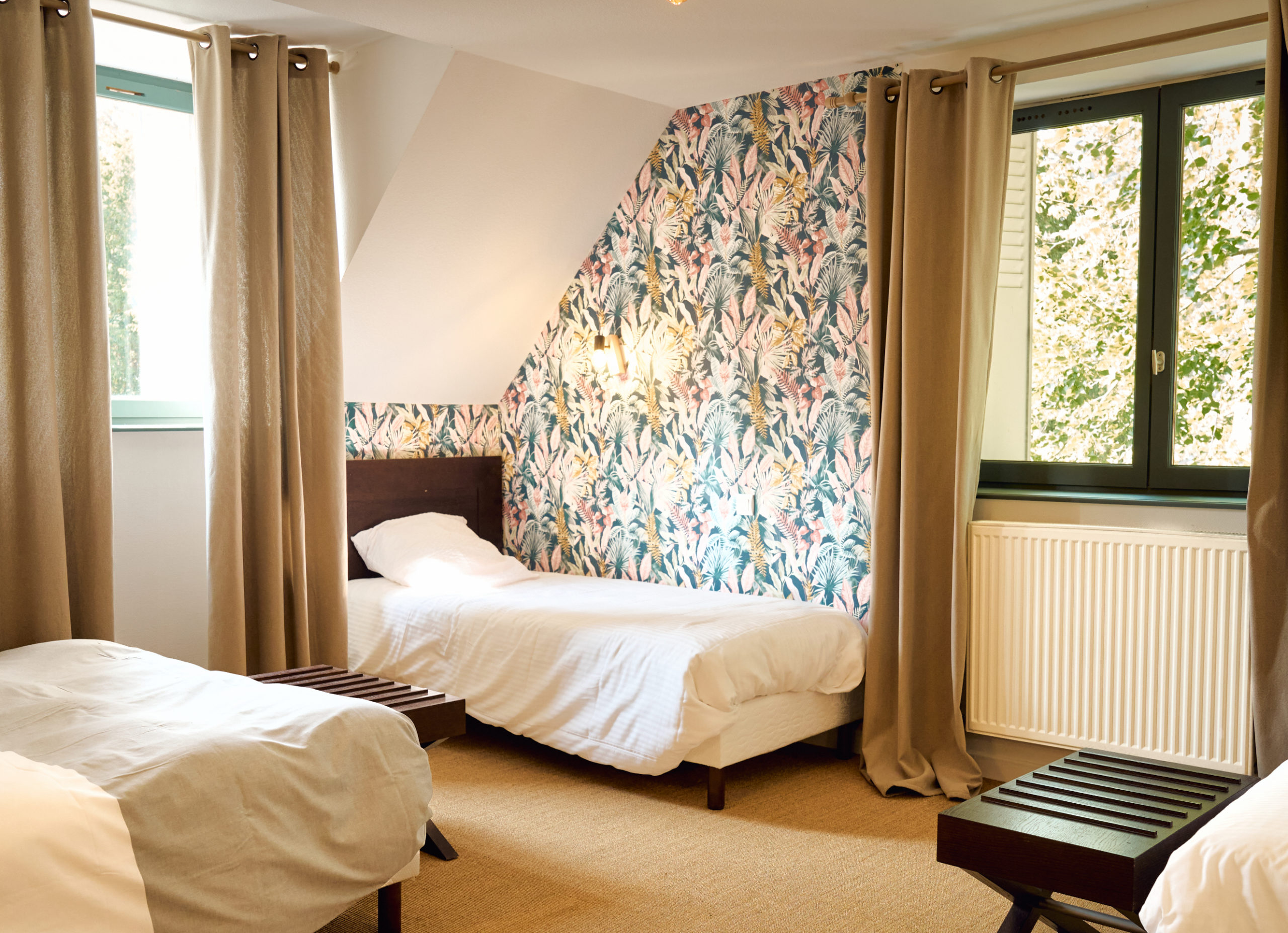 Gîte le Grand Commun - gîte XXL grand capacité, gîte de groupe classé 3 épis au Château de la Motte Louchy-Montfand, Allier, Auvergne pour 36 personnes avec 9 chambres familiales, une grande pièce de vie, un salon billard. Gîte labellisé tourisme et handicap pour tout le rez-de-chaussée.