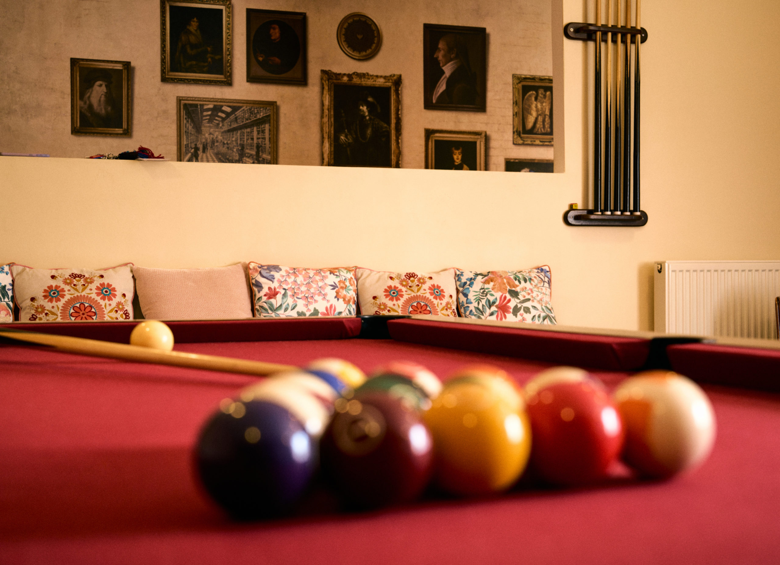 Gîte le Grand Commun - gîte XXL grand capacité, gîte de groupe classé 3 épis au Château de la Motte Louchy-Montfand, Allier, Auvergne pour 36 personnes avec 9 chambres familiales, une grande pièce de vie, un salon billard. Gîte labellisé tourisme et handicap pour tout le rez-de-chaussée.